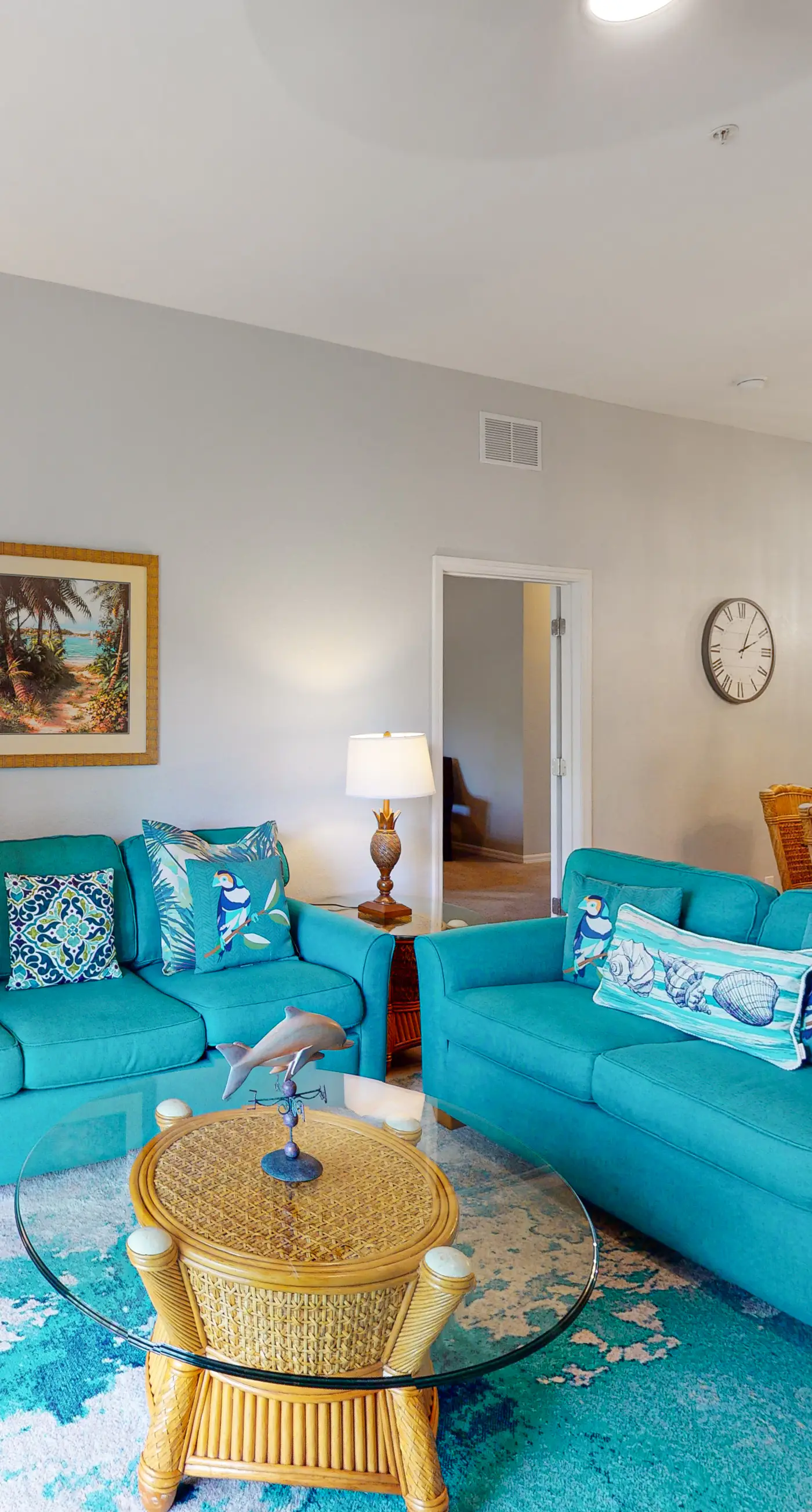 3rd floor condo w/ restaurant, balcony, near theme parks, sauna, shared pools