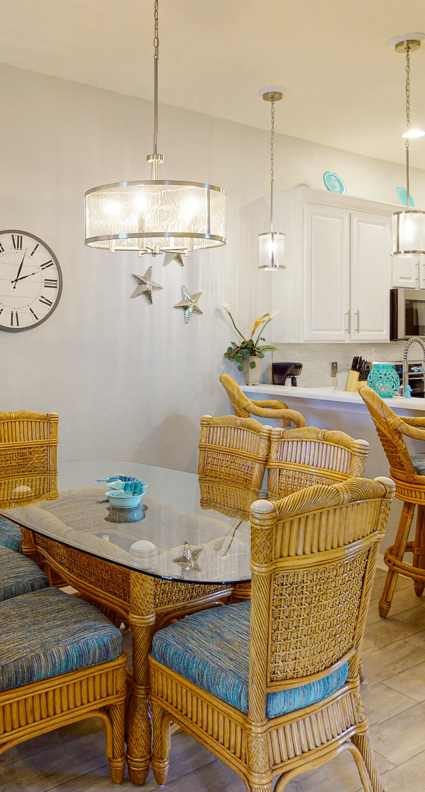 3rd floor condo w/ restaurant, balcony, near theme parks, sauna, shared pools