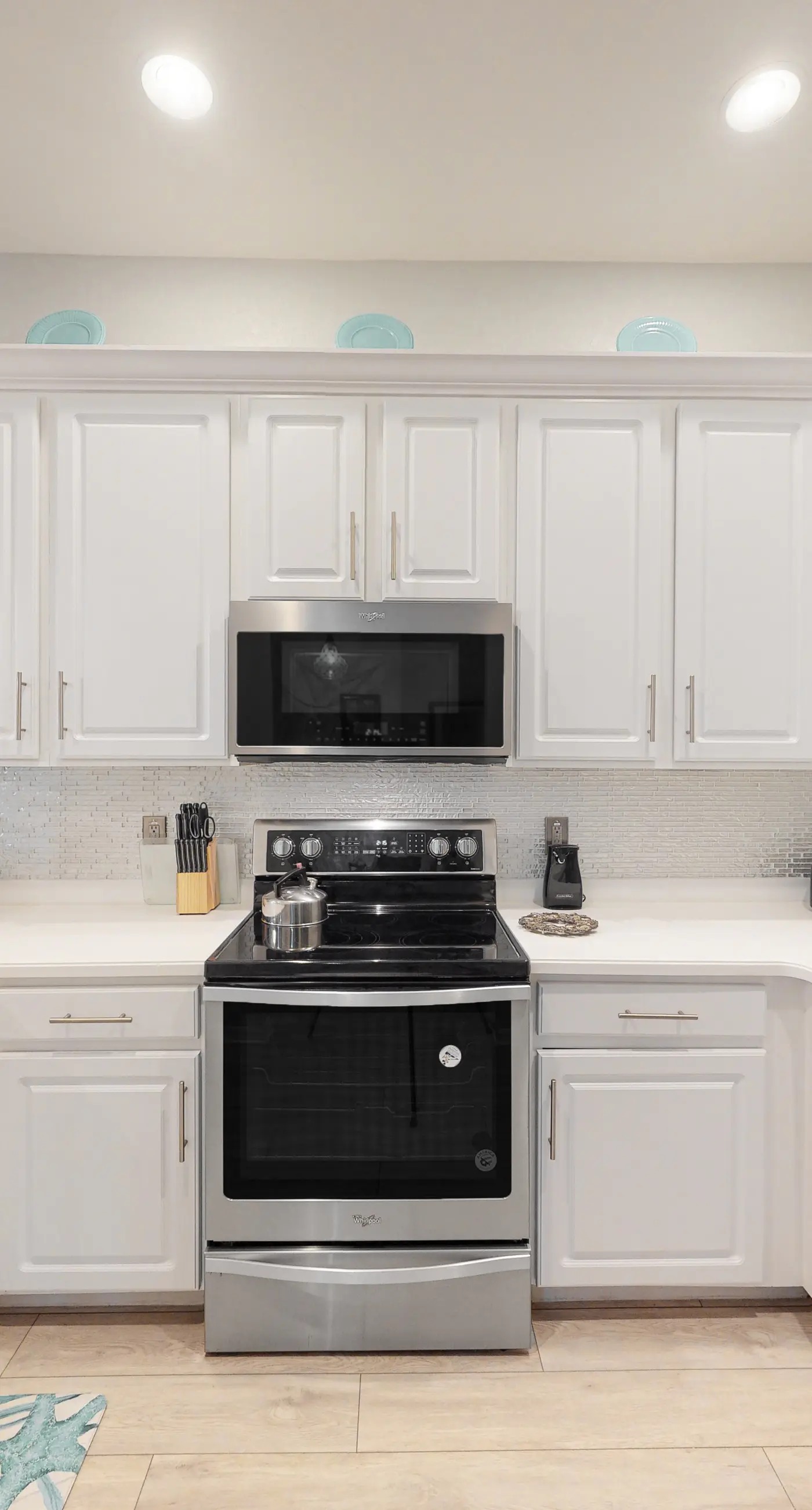 3rd floor condo w/ restaurant, balcony, near theme parks, sauna, shared pools