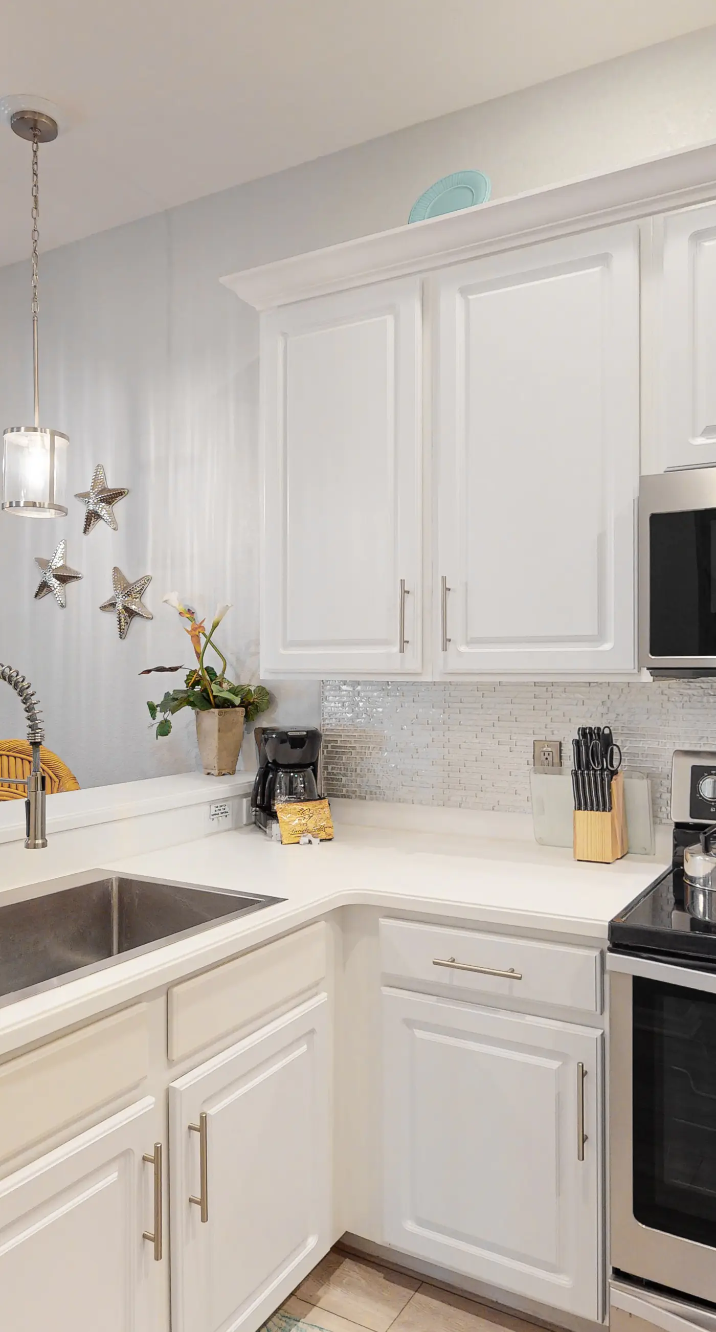 3rd floor condo w/ restaurant, balcony, near theme parks, sauna, shared pools