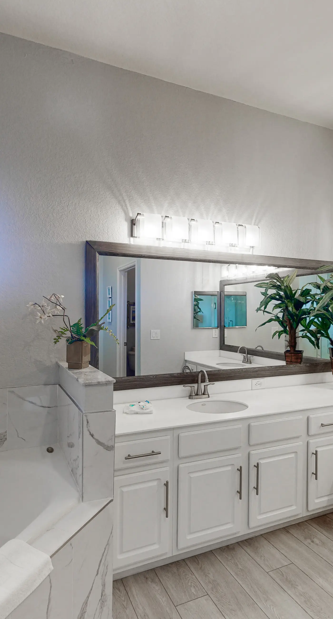 3rd floor condo w/ restaurant, balcony, near theme parks, sauna, shared pools