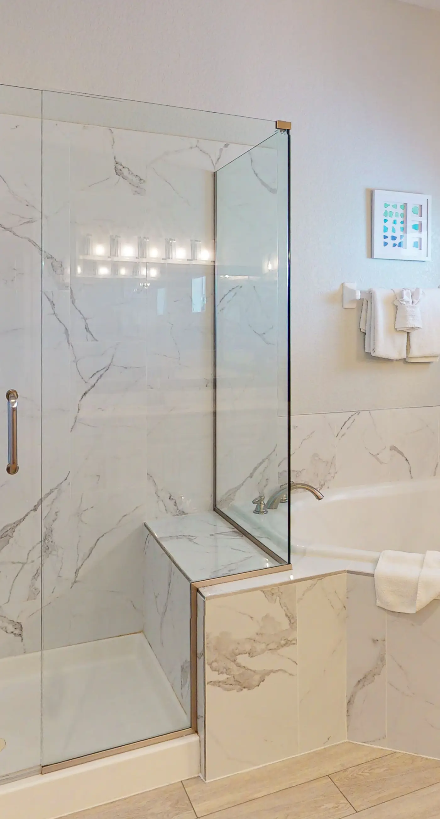 3rd floor condo w/ restaurant, balcony, near theme parks, sauna, shared pools