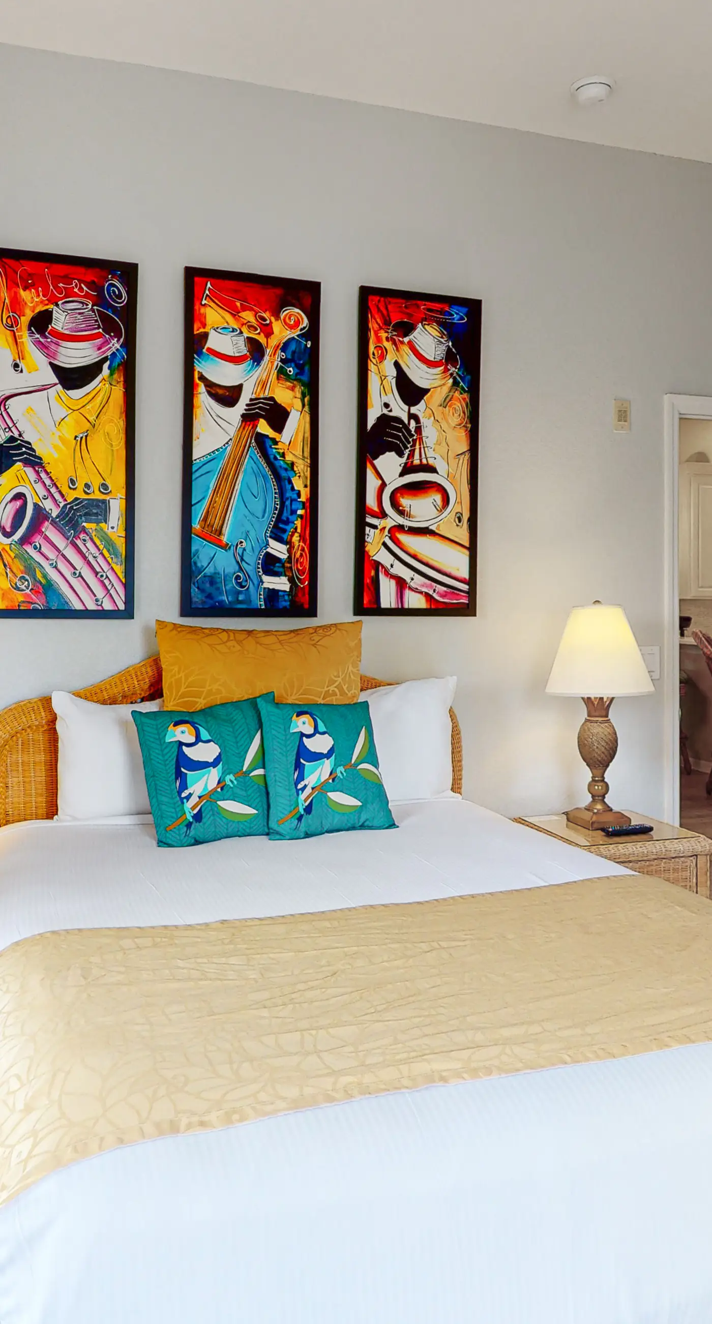 3rd floor condo w/ restaurant, balcony, near theme parks, sauna, shared pools