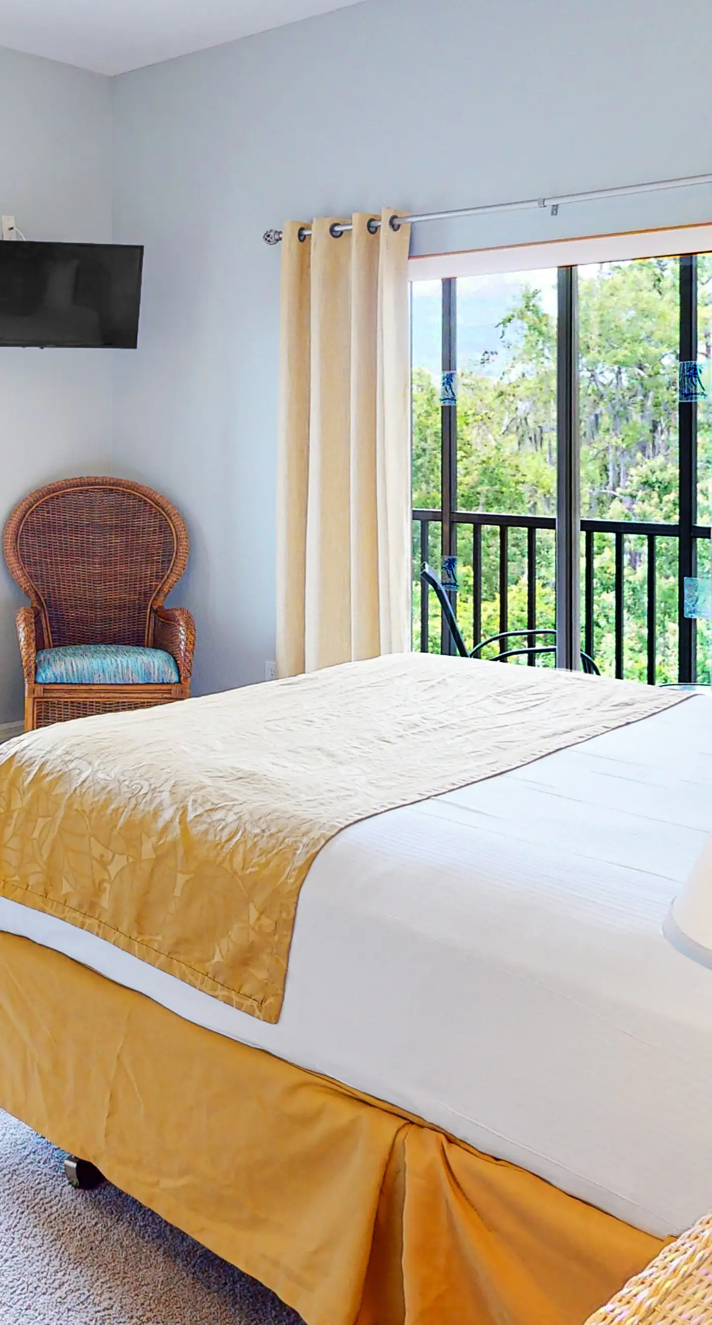 3rd floor condo w/ restaurant, balcony, near theme parks, sauna, shared pools