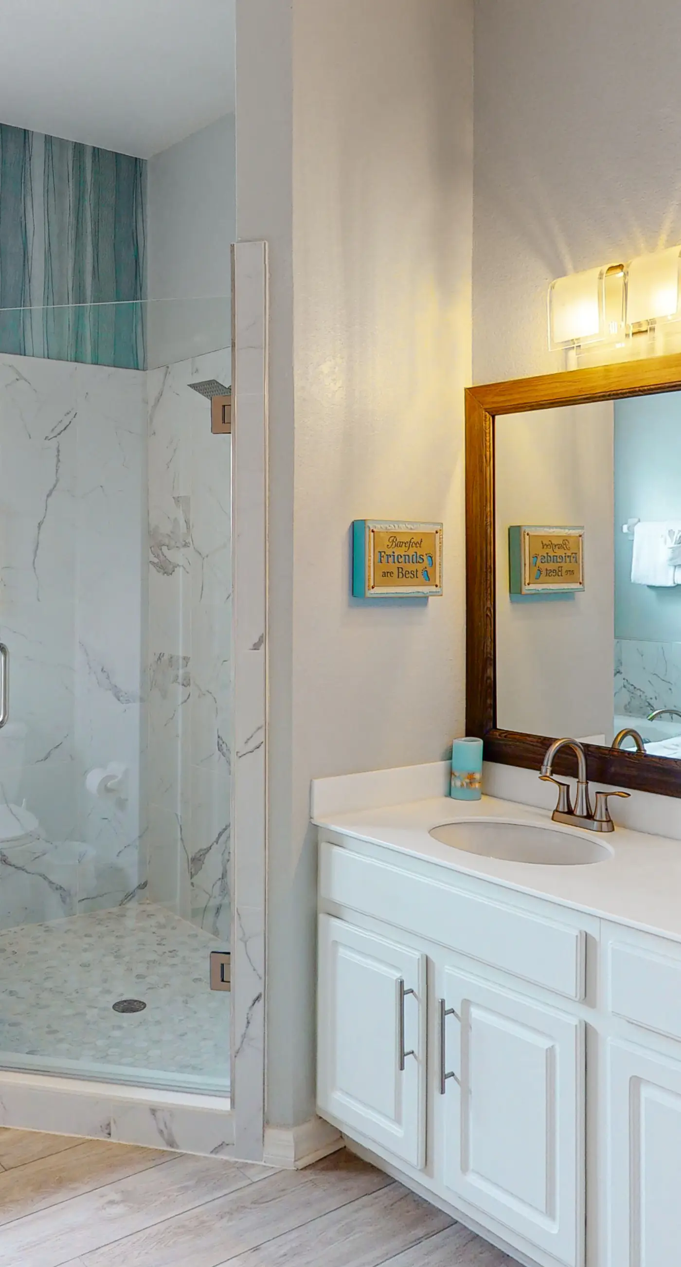 3rd floor condo w/ restaurant, balcony, near theme parks, sauna, shared pools