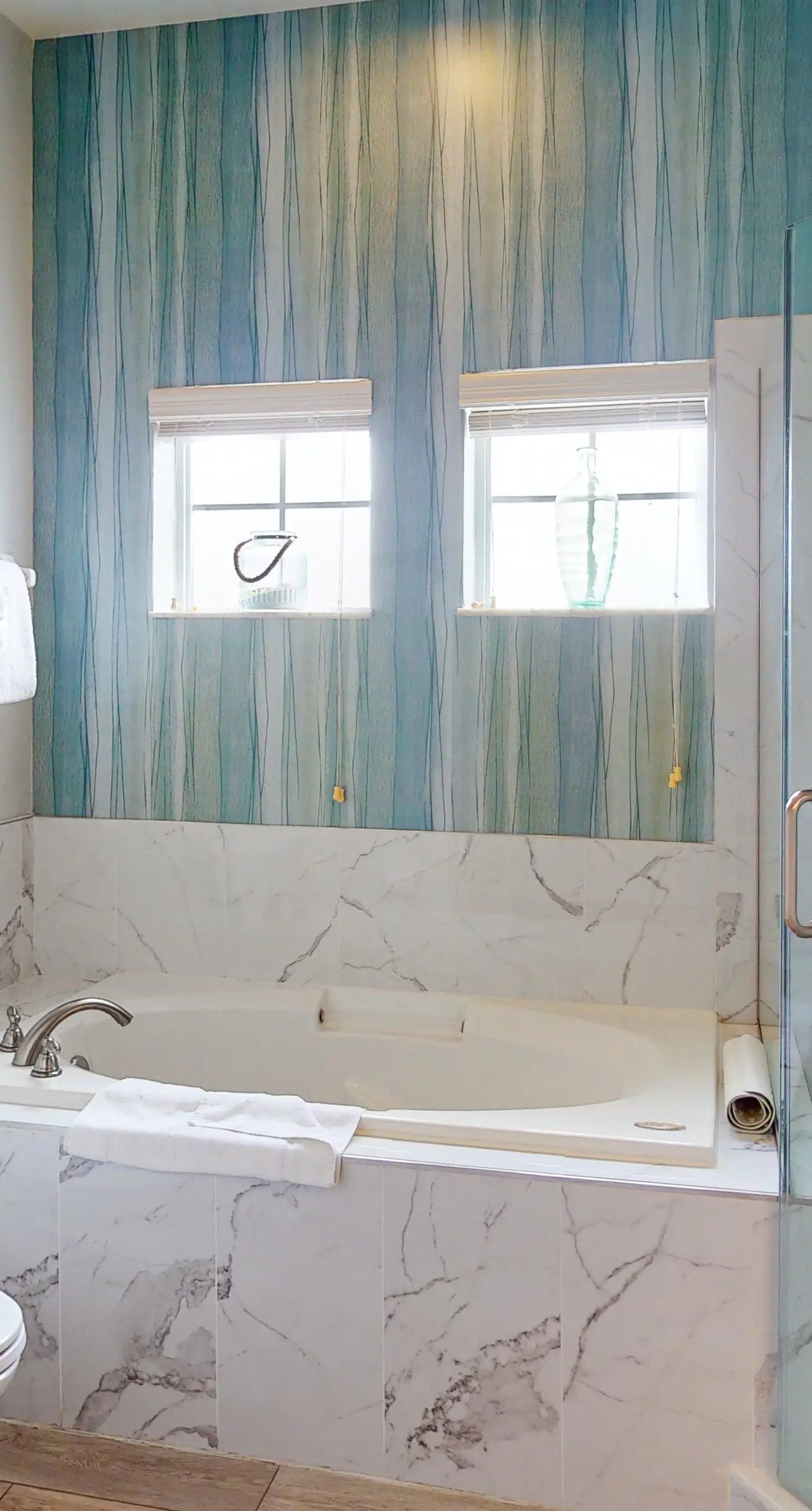 3rd floor condo w/ restaurant, balcony, near theme parks, sauna, shared pools