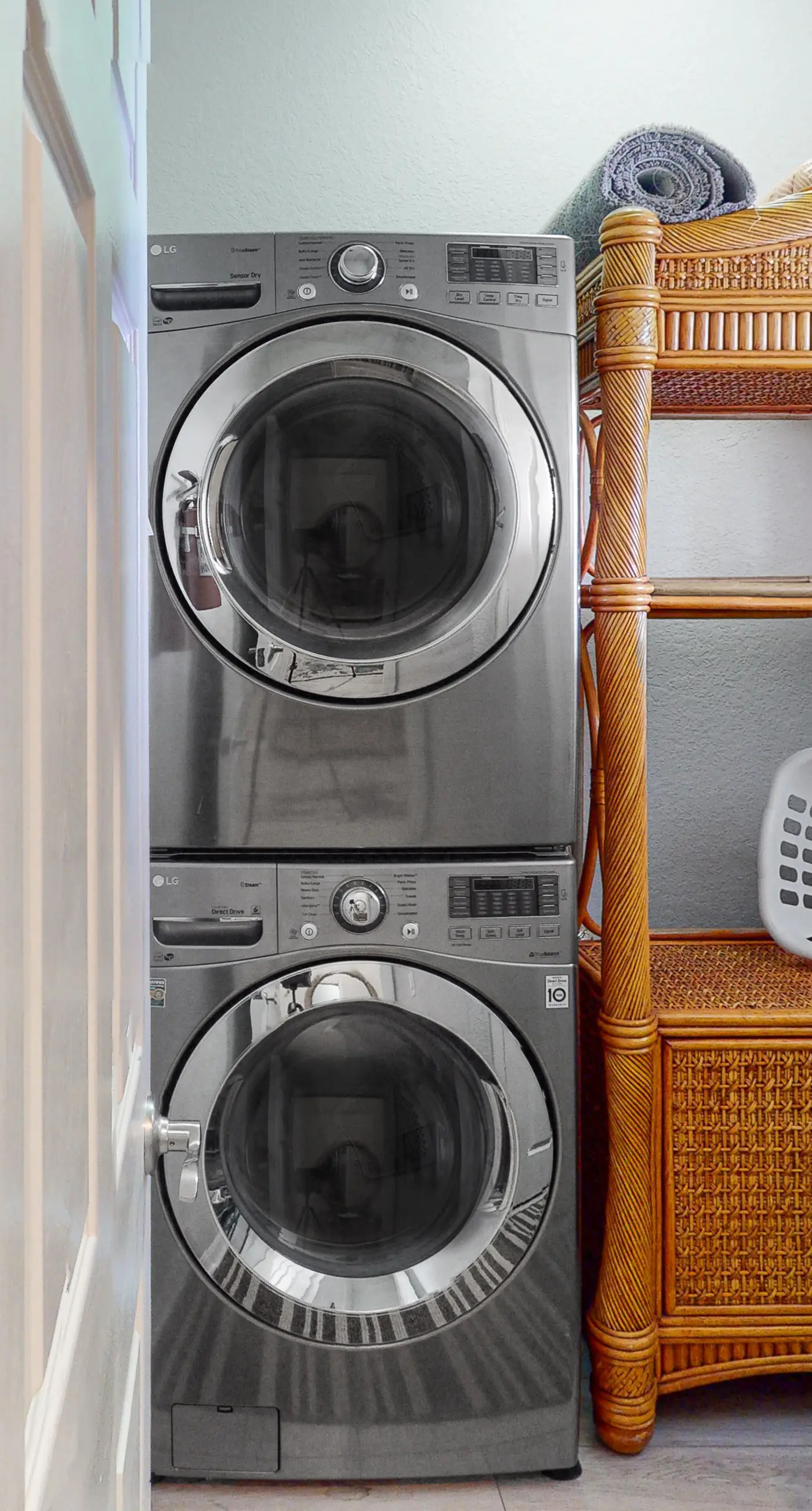 3rd floor condo w/ restaurant, balcony, near theme parks, sauna, shared pools