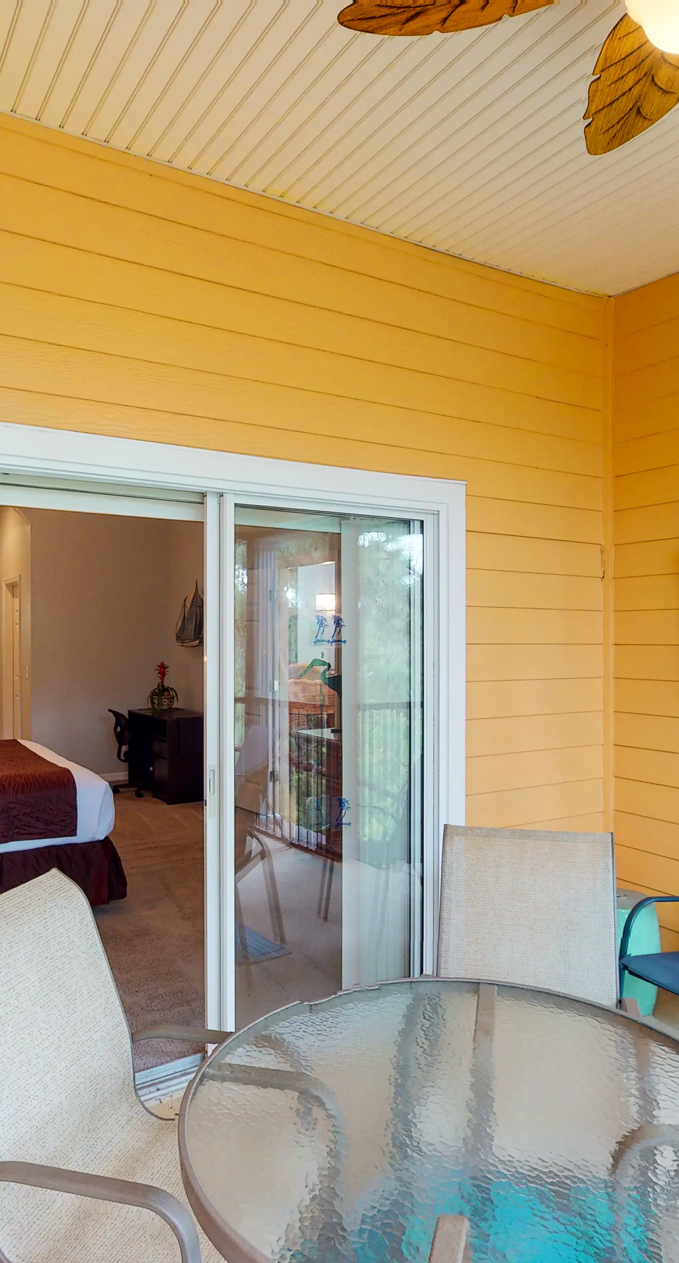 3rd floor condo w/ restaurant, balcony, near theme parks, sauna, shared pools