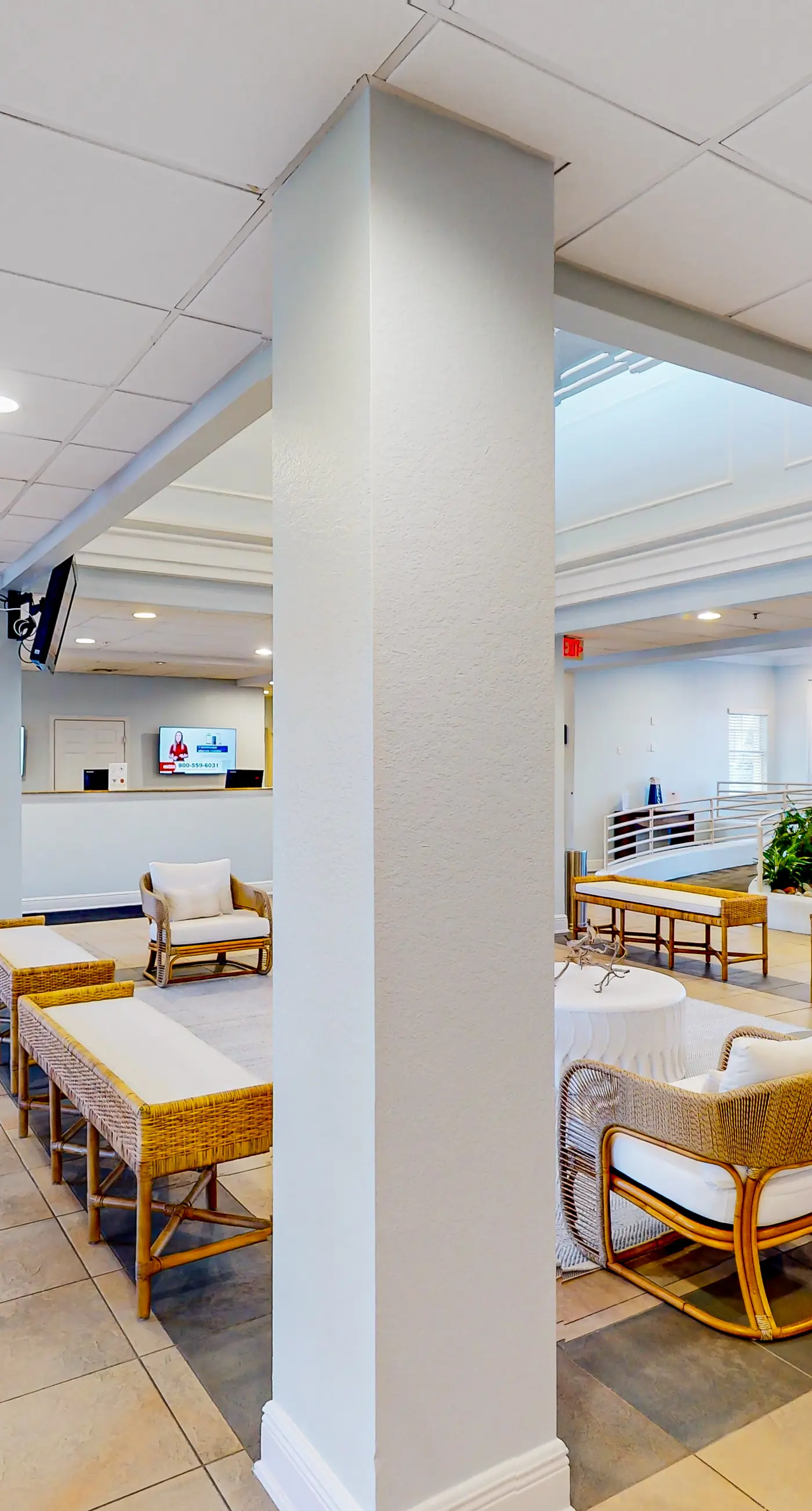 3rd floor condo w/ restaurant, balcony, near theme parks, sauna, shared pools