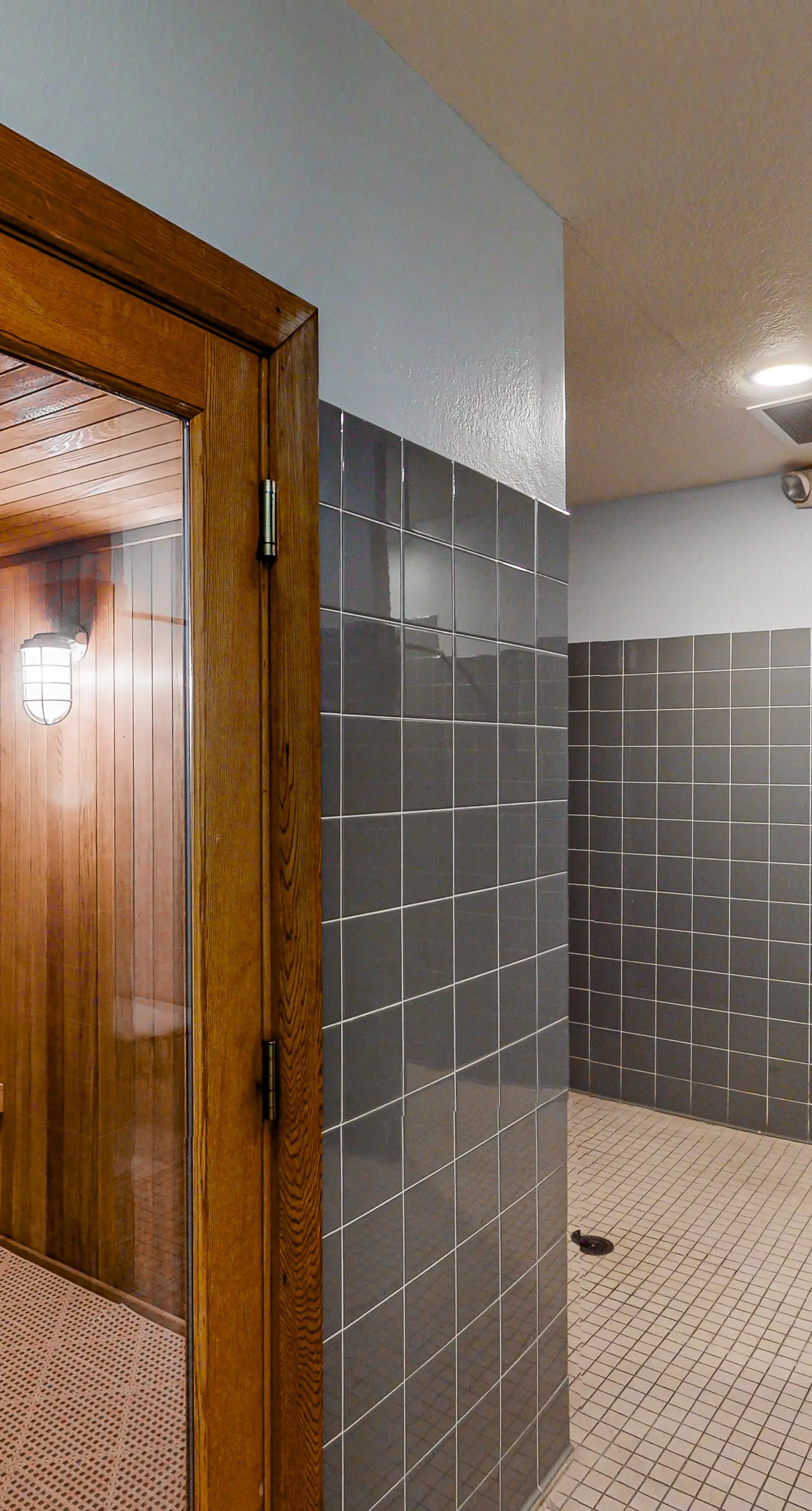 3rd floor condo w/ restaurant, balcony, near theme parks, sauna, shared pools