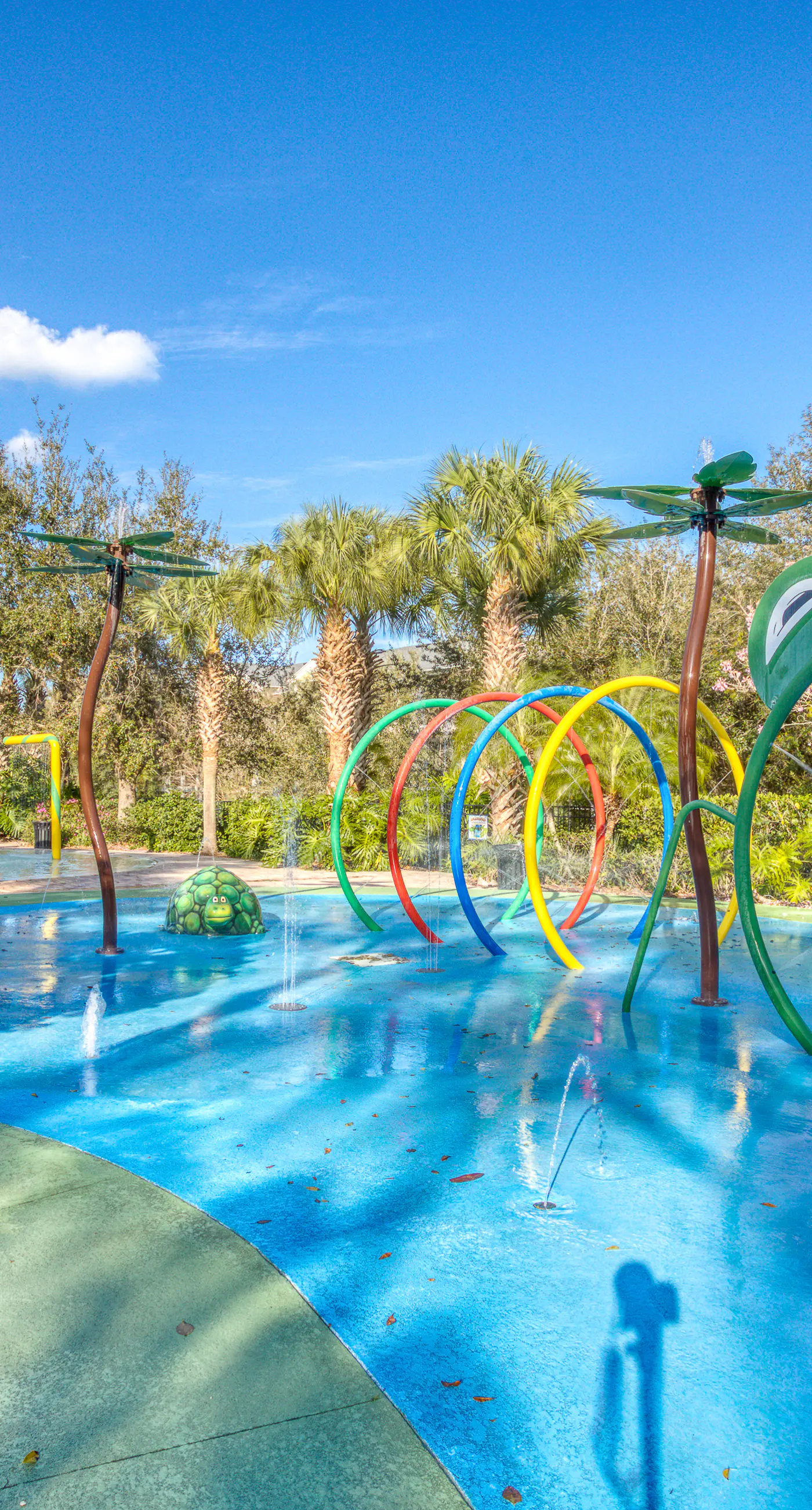 3rd floor condo w/ restaurant, balcony, near theme parks, sauna, shared pools