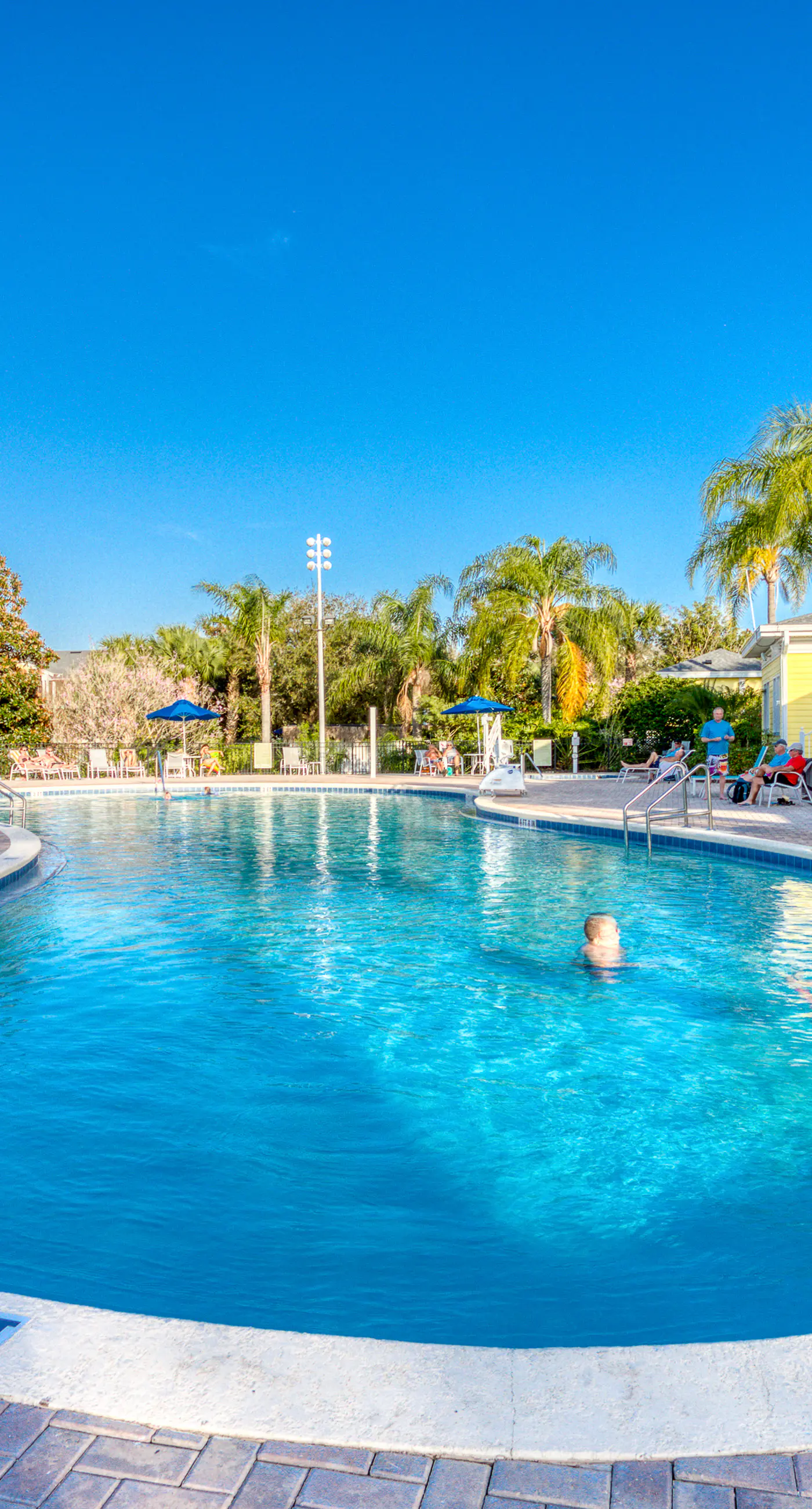 3rd floor condo w/ restaurant, balcony, near theme parks, sauna, shared pools