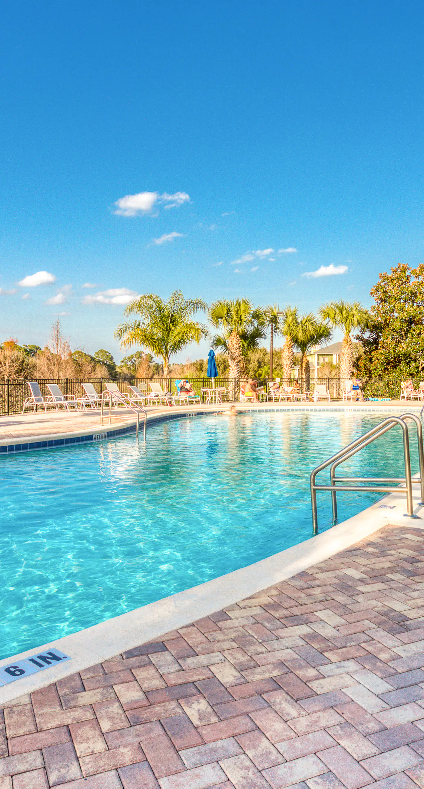 3rd floor condo w/ restaurant, balcony, near theme parks, sauna, shared pools