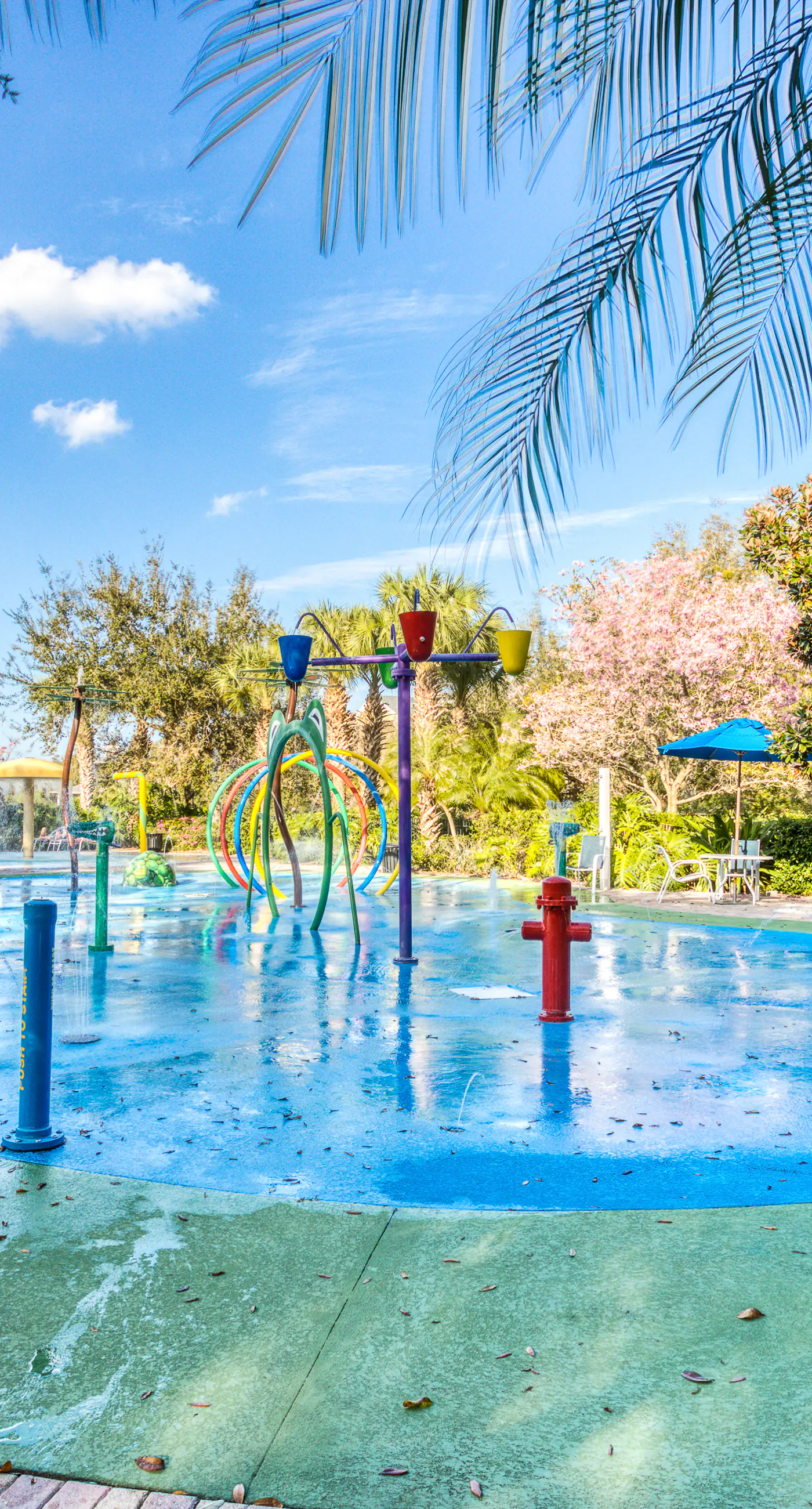 3rd floor condo w/ restaurant, balcony, near theme parks, sauna, shared pools