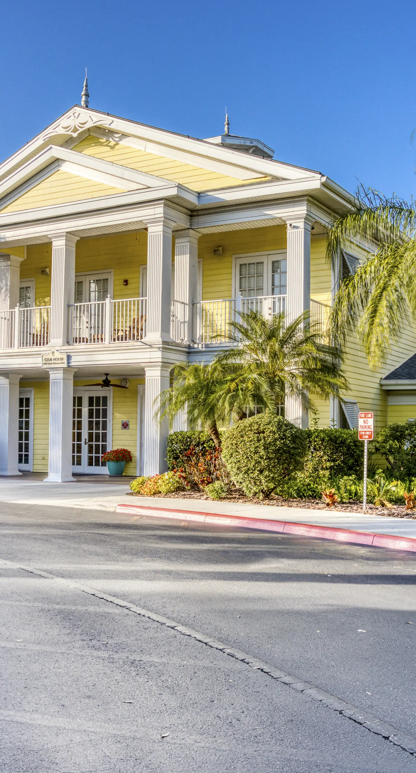 3rd floor condo w/ restaurant, balcony, near theme parks, sauna, shared pools