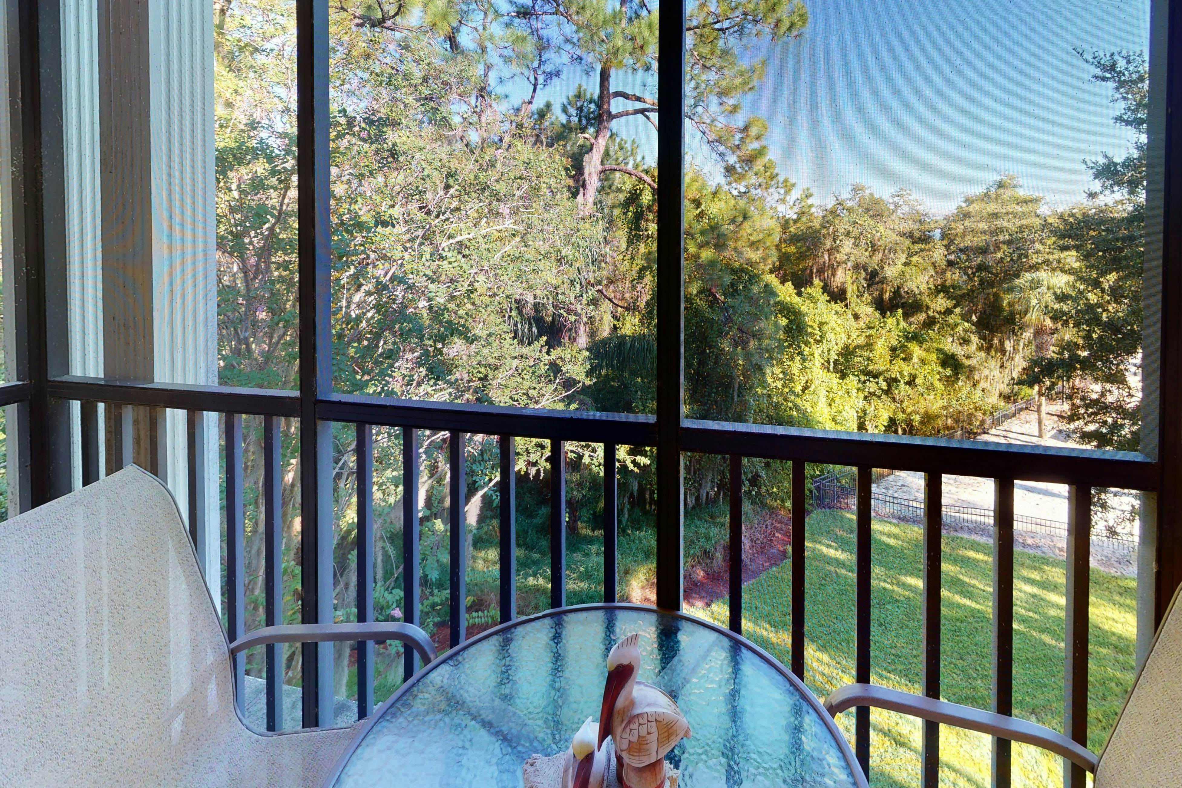 3rd floor condo w/ restaurant, pools, basketball court, near theme parks, gym