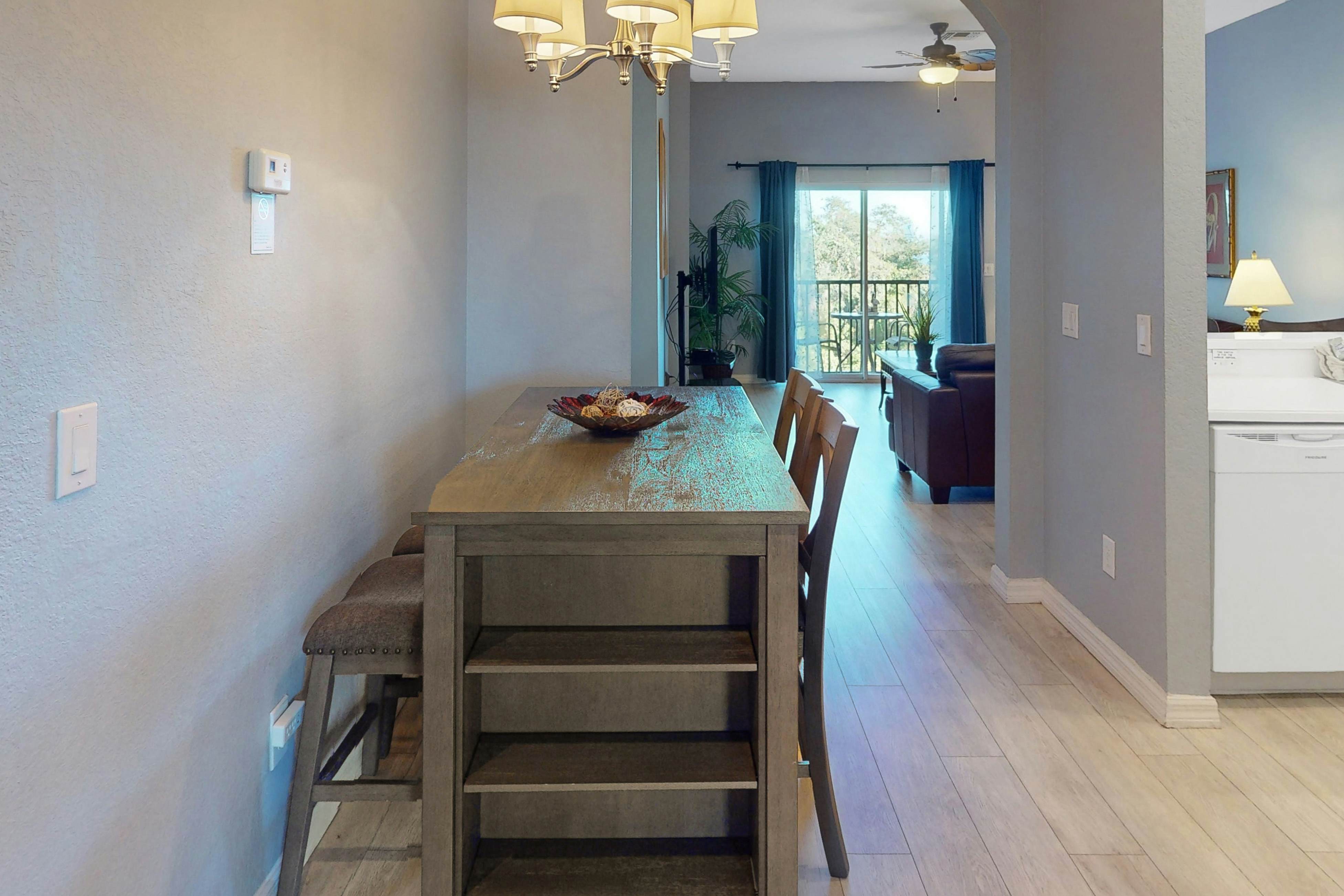 3rd floor condo w/ restaurant, pools, basketball court, near theme parks, gym