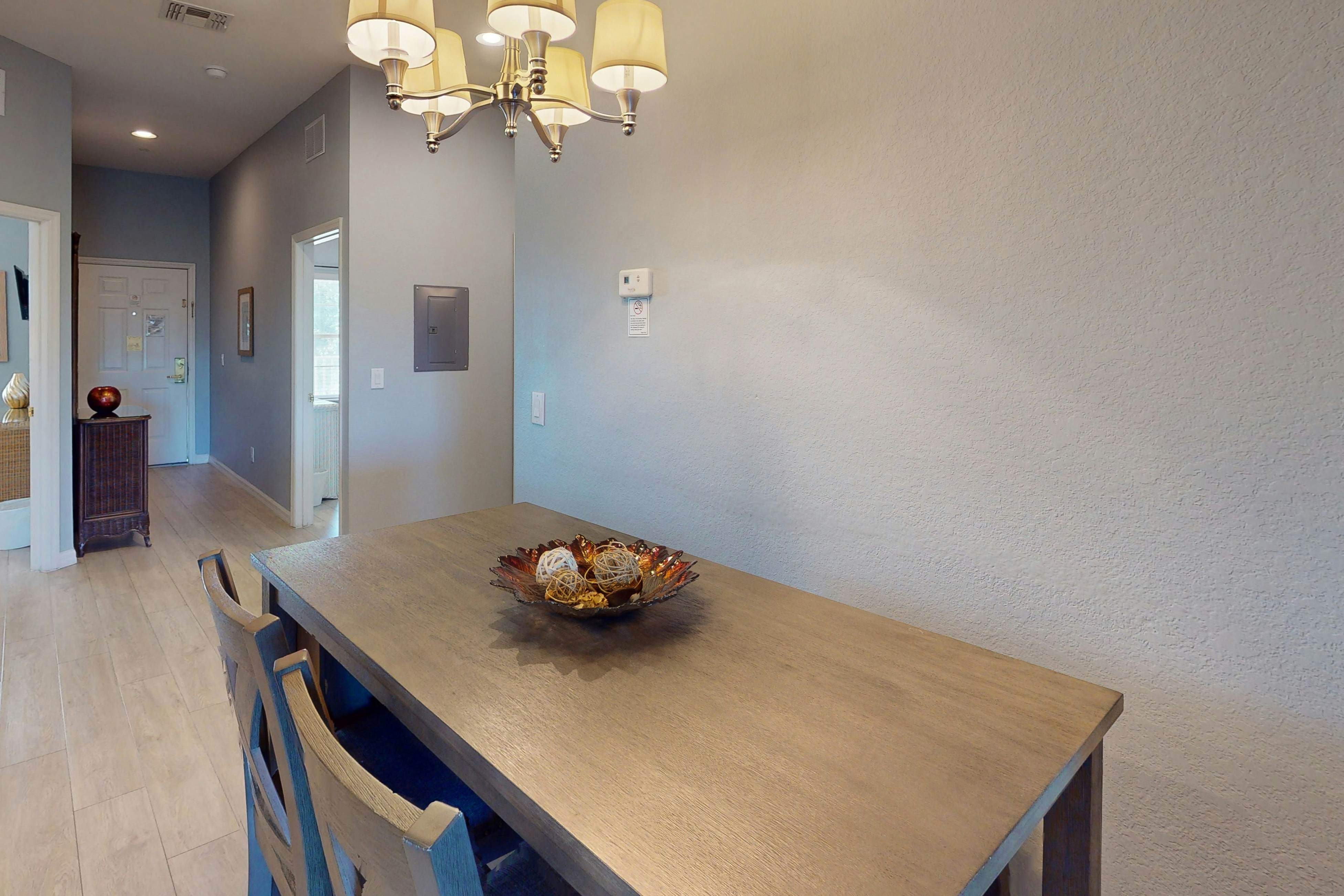 3rd floor condo w/ restaurant, pools, basketball court, near theme parks, gym