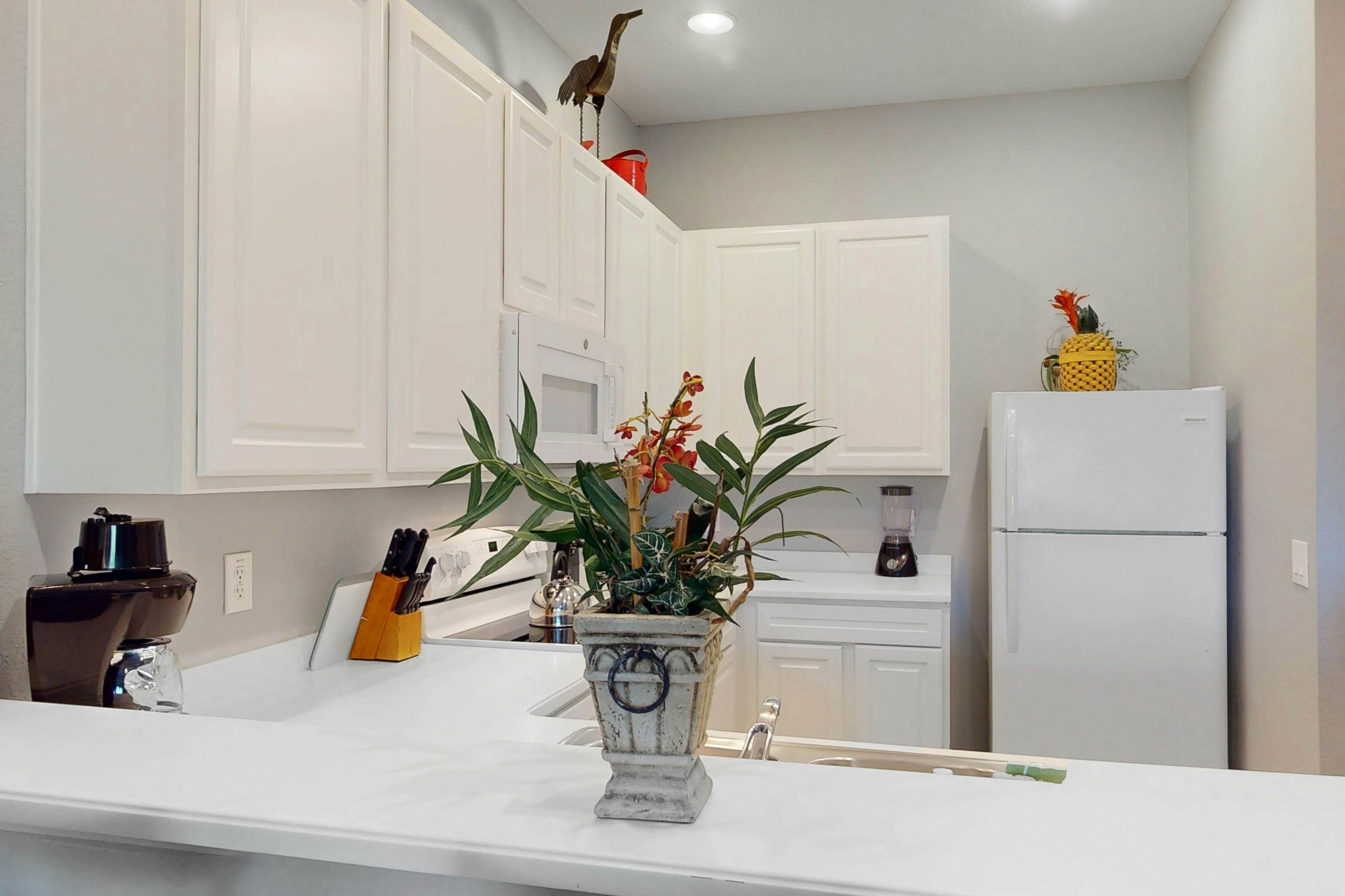 3rd floor condo w/ restaurant, pools, basketball court, near theme parks, gym