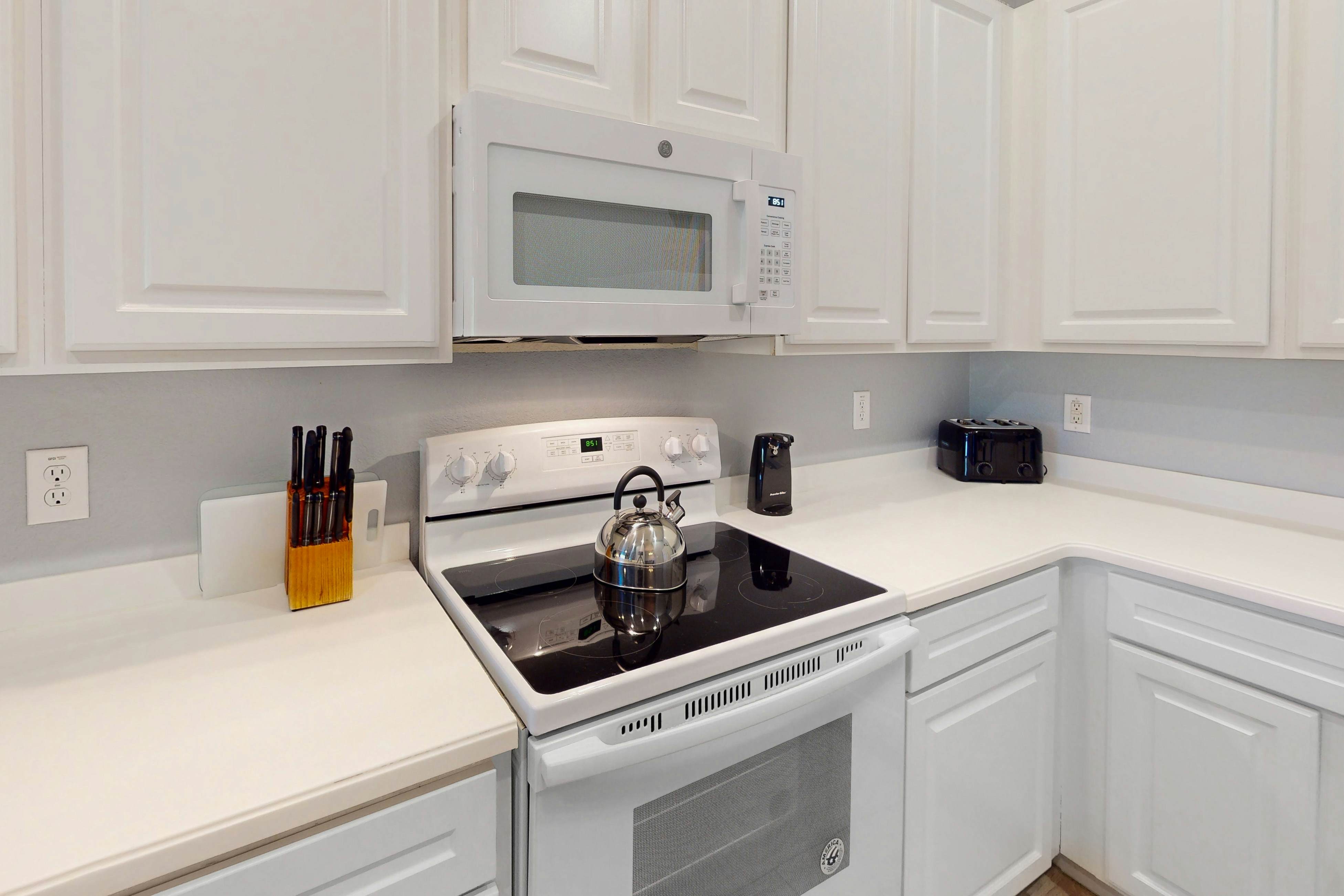 3rd floor condo w/ restaurant, pools, basketball court, near theme parks, gym