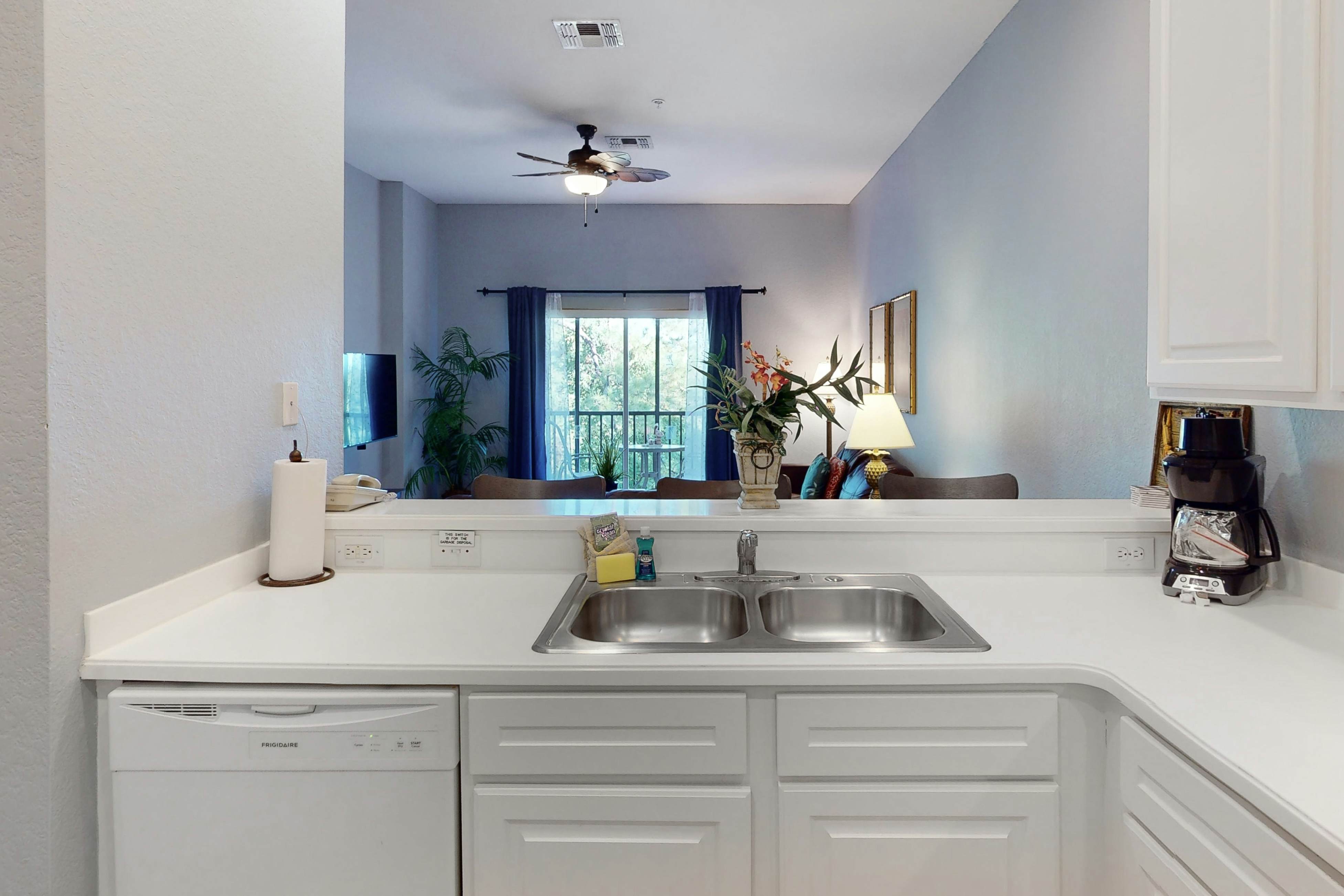 3rd floor condo w/ restaurant, pools, basketball court, near theme parks, gym