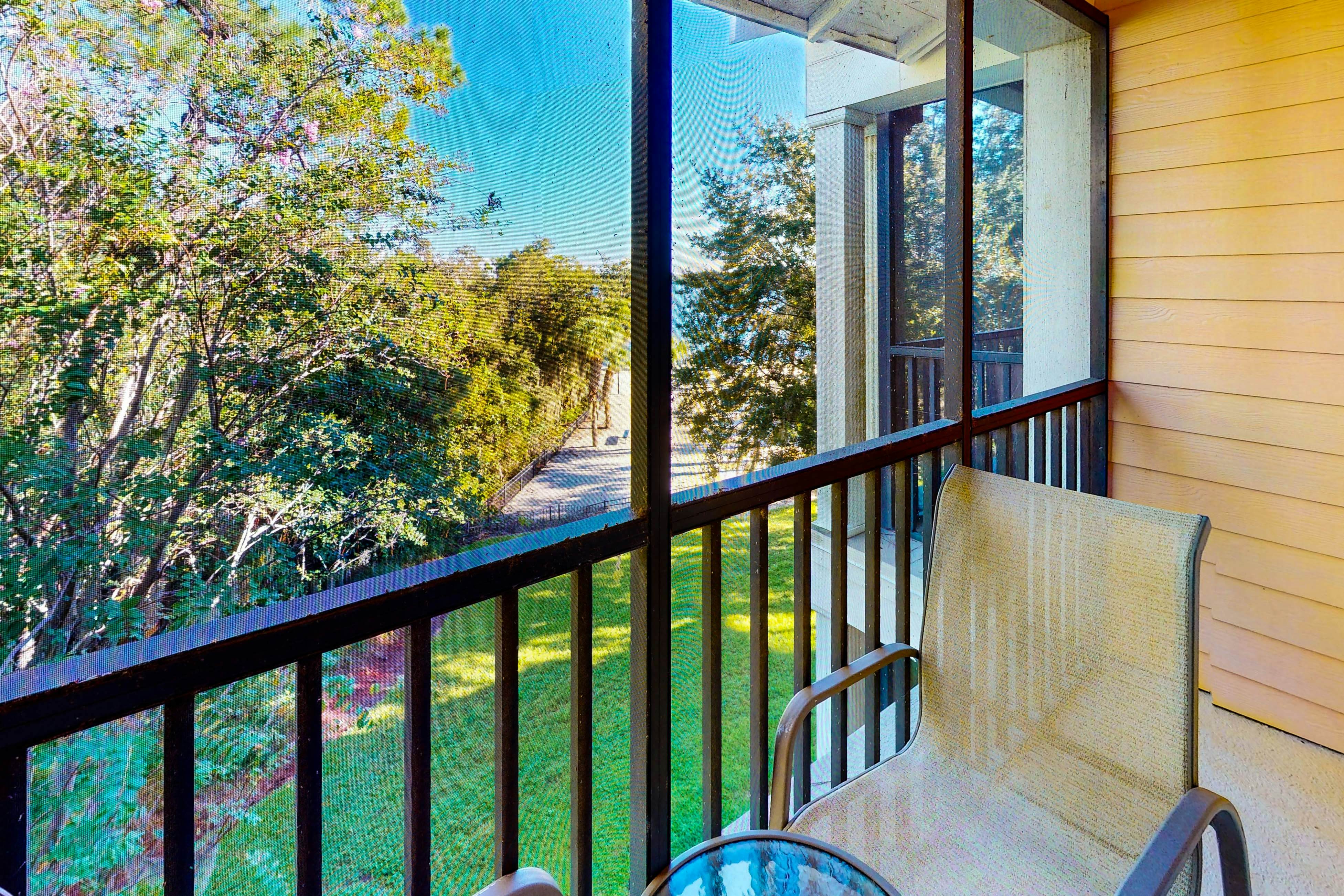 3rd floor condo w/ restaurant, pools, basketball court, near theme parks, gym