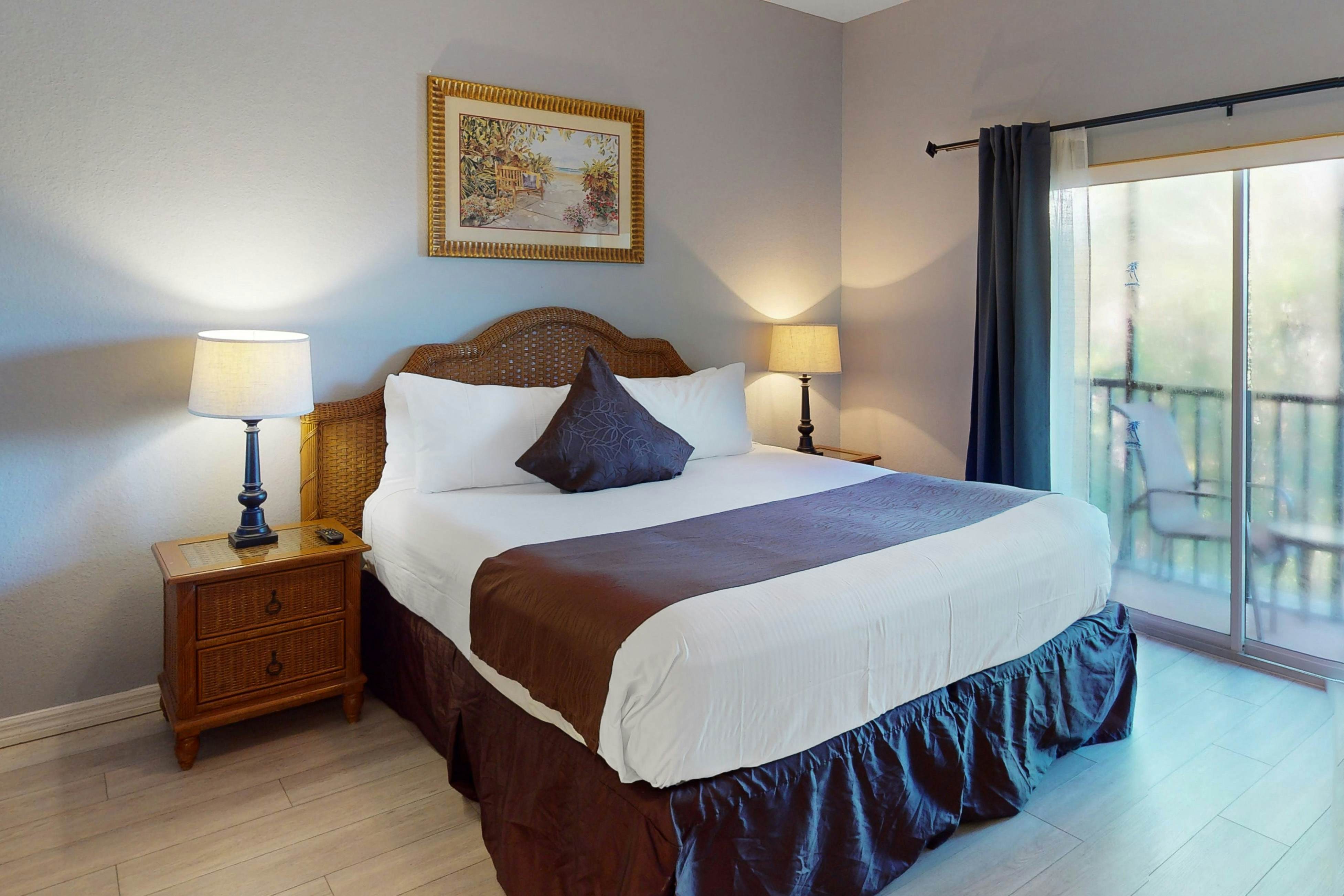 3rd floor condo w/ restaurant, pools, basketball court, near theme parks, gym