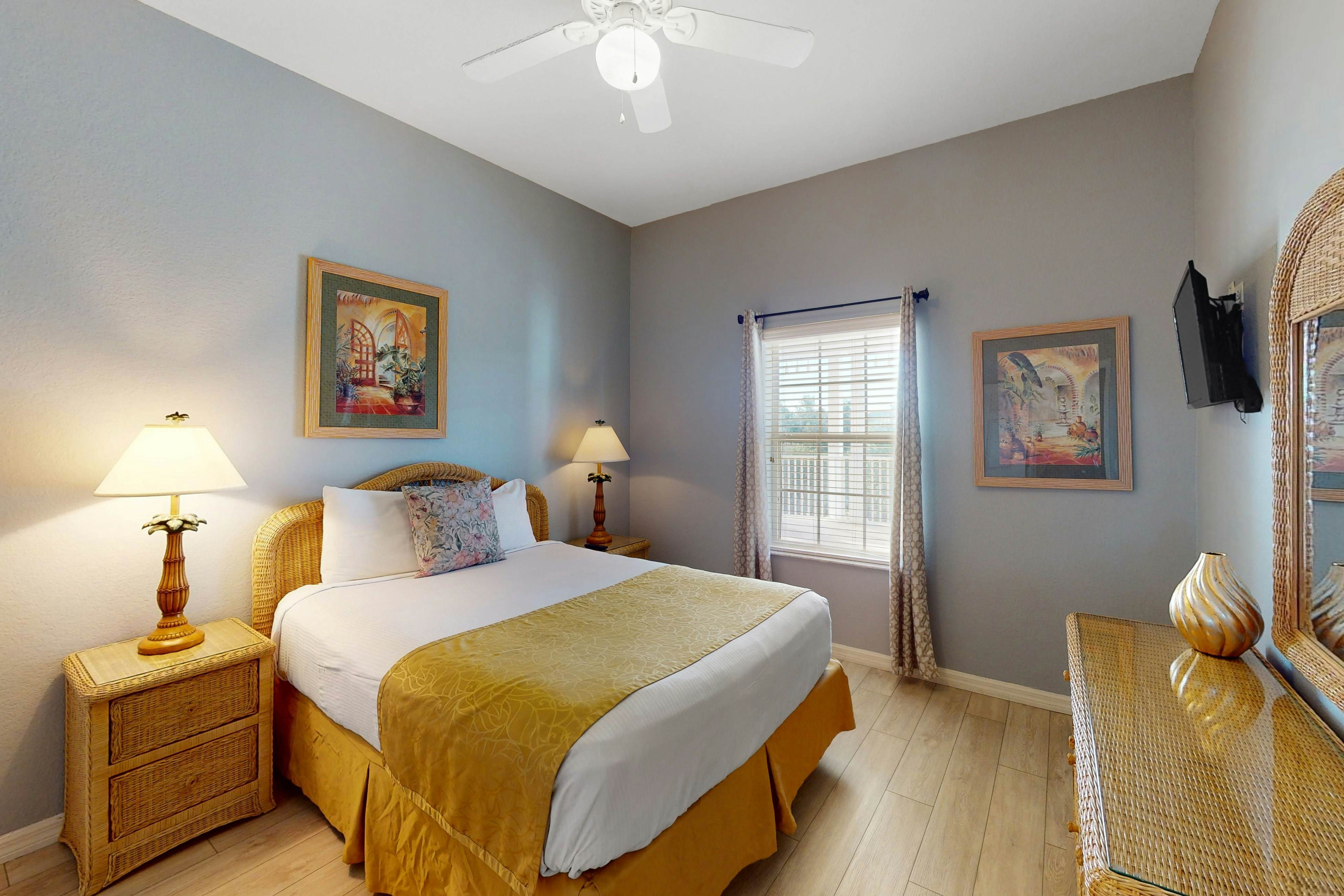 3rd floor condo w/ restaurant, pools, basketball court, near theme parks, gym