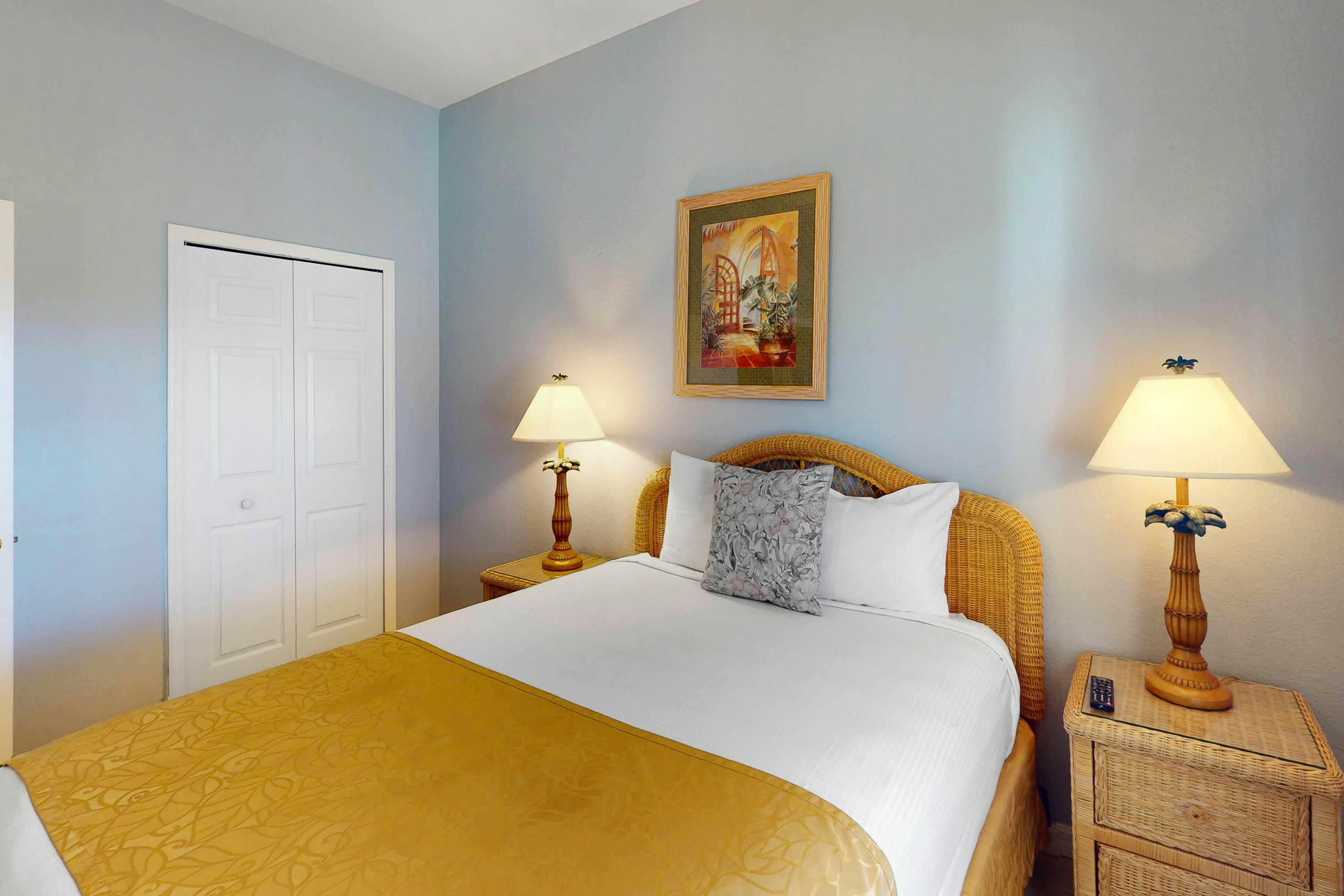 3rd floor condo w/ restaurant, pools, basketball court, near theme parks, gym