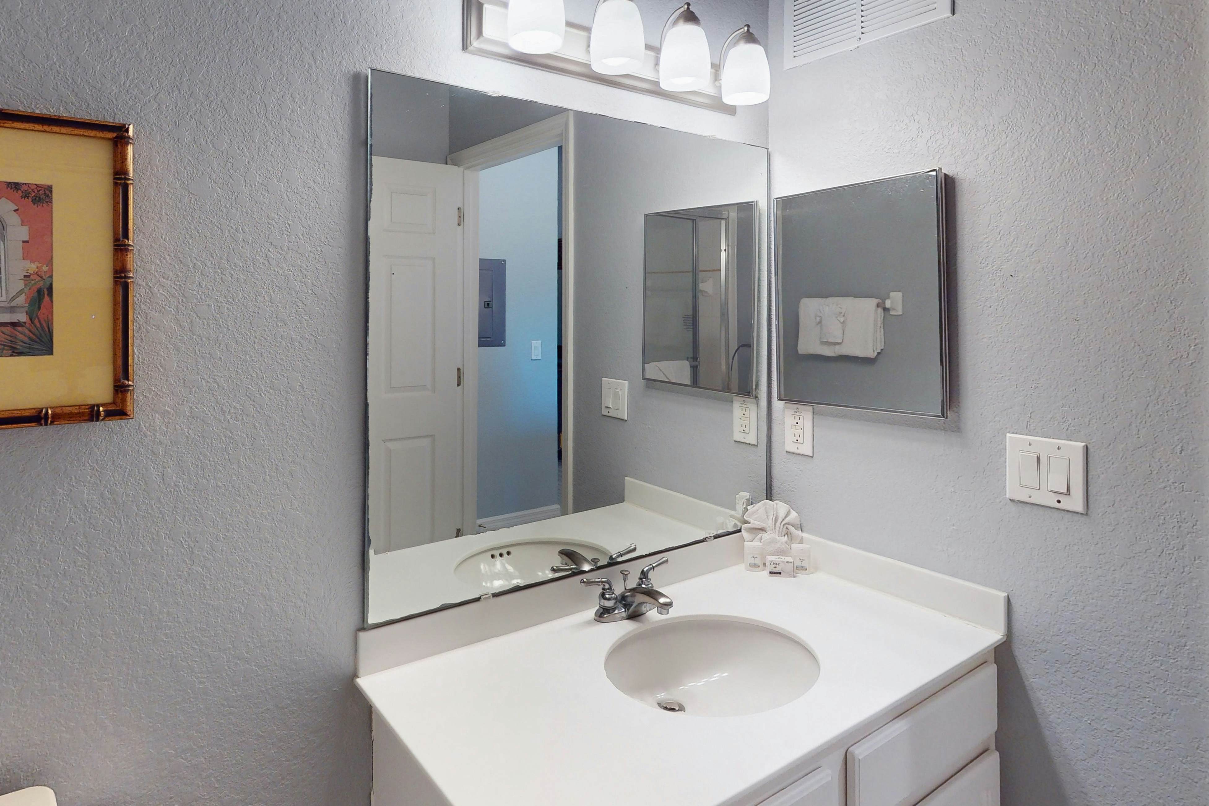 3rd floor condo w/ restaurant, pools, basketball court, near theme parks, gym