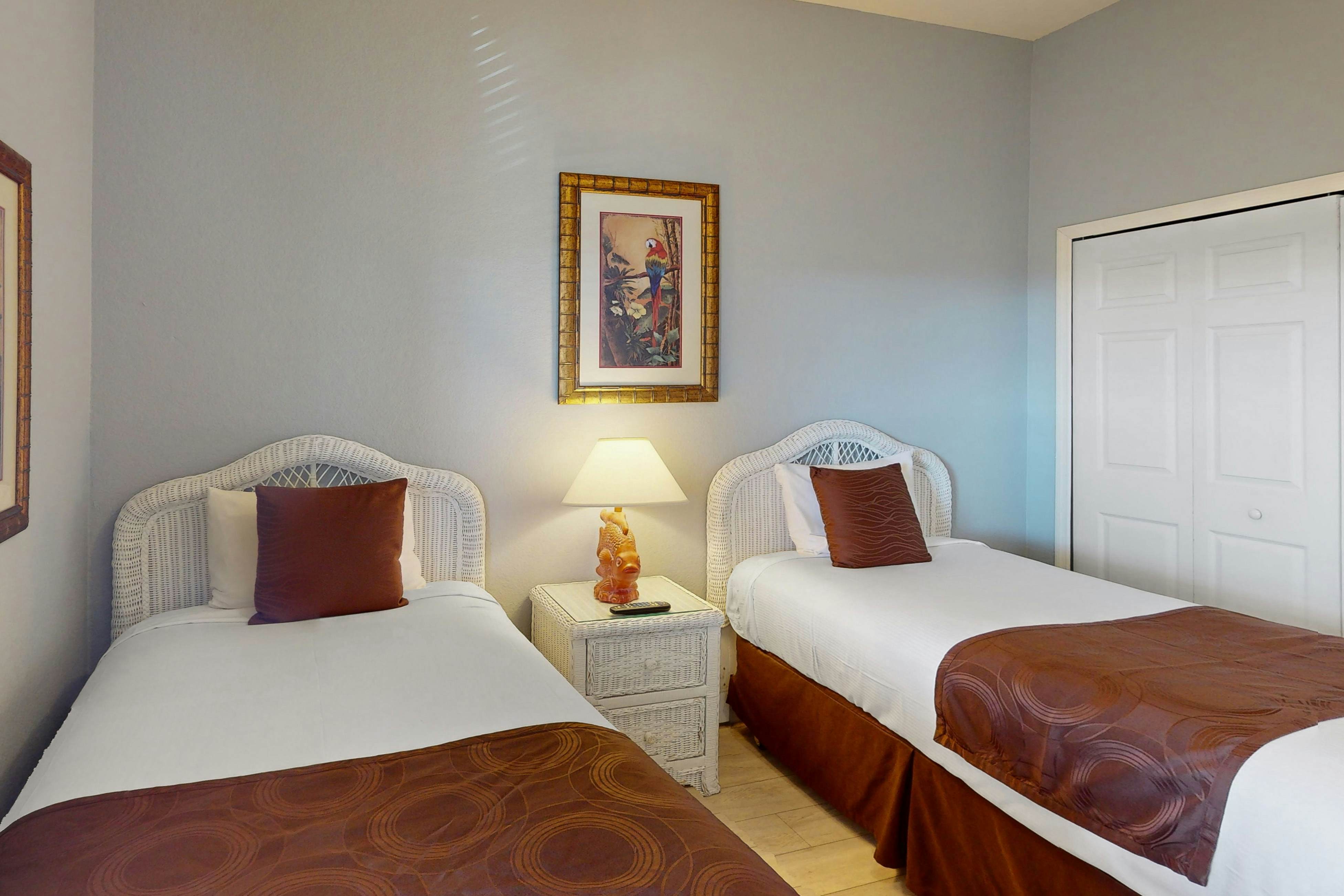 3rd floor condo w/ restaurant, pools, basketball court, near theme parks, gym