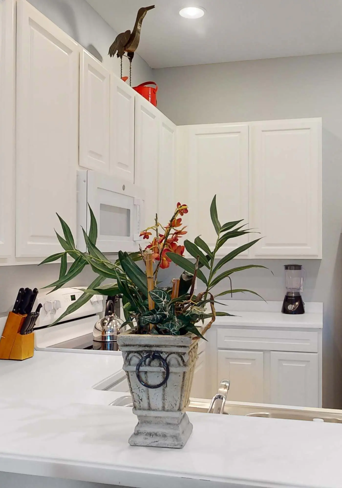 3rd floor condo w/ restaurant, pools, basketball court, near theme parks, gym