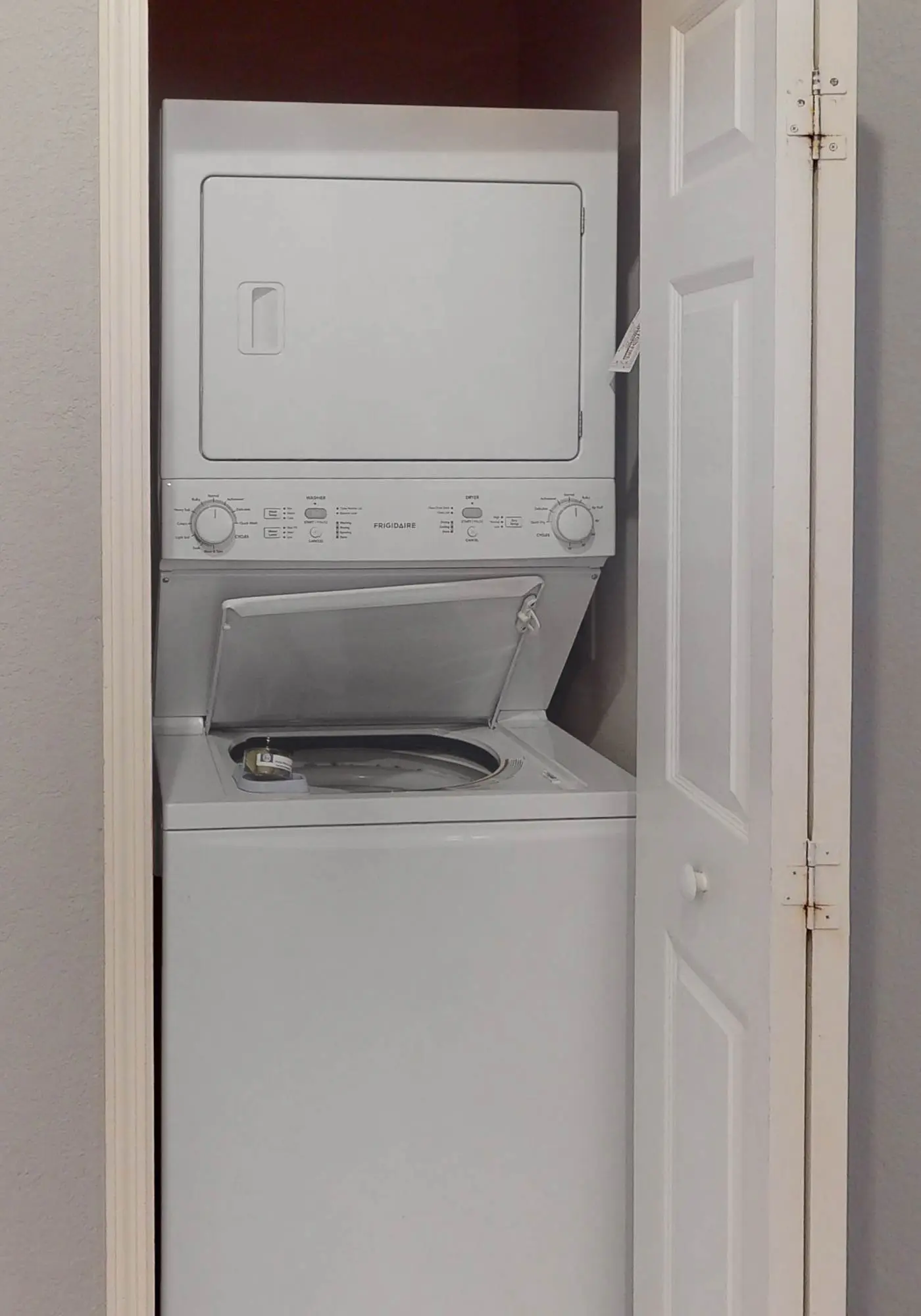 3rd floor condo w/ restaurant, pools, basketball court, near theme parks, gym