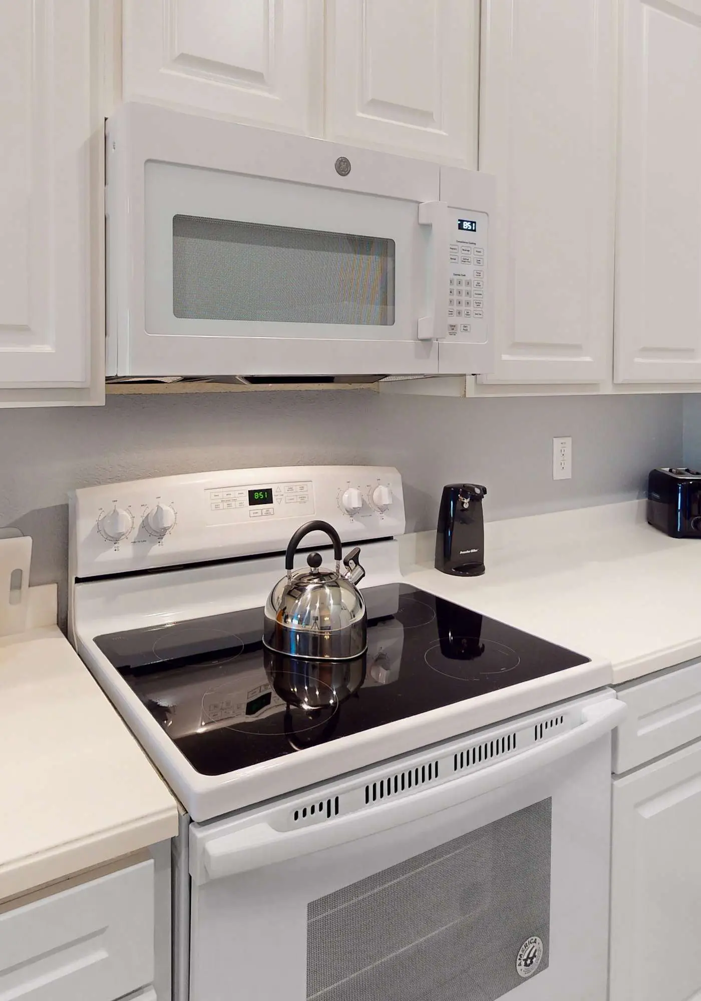 3rd floor condo w/ restaurant, pools, basketball court, near theme parks, gym