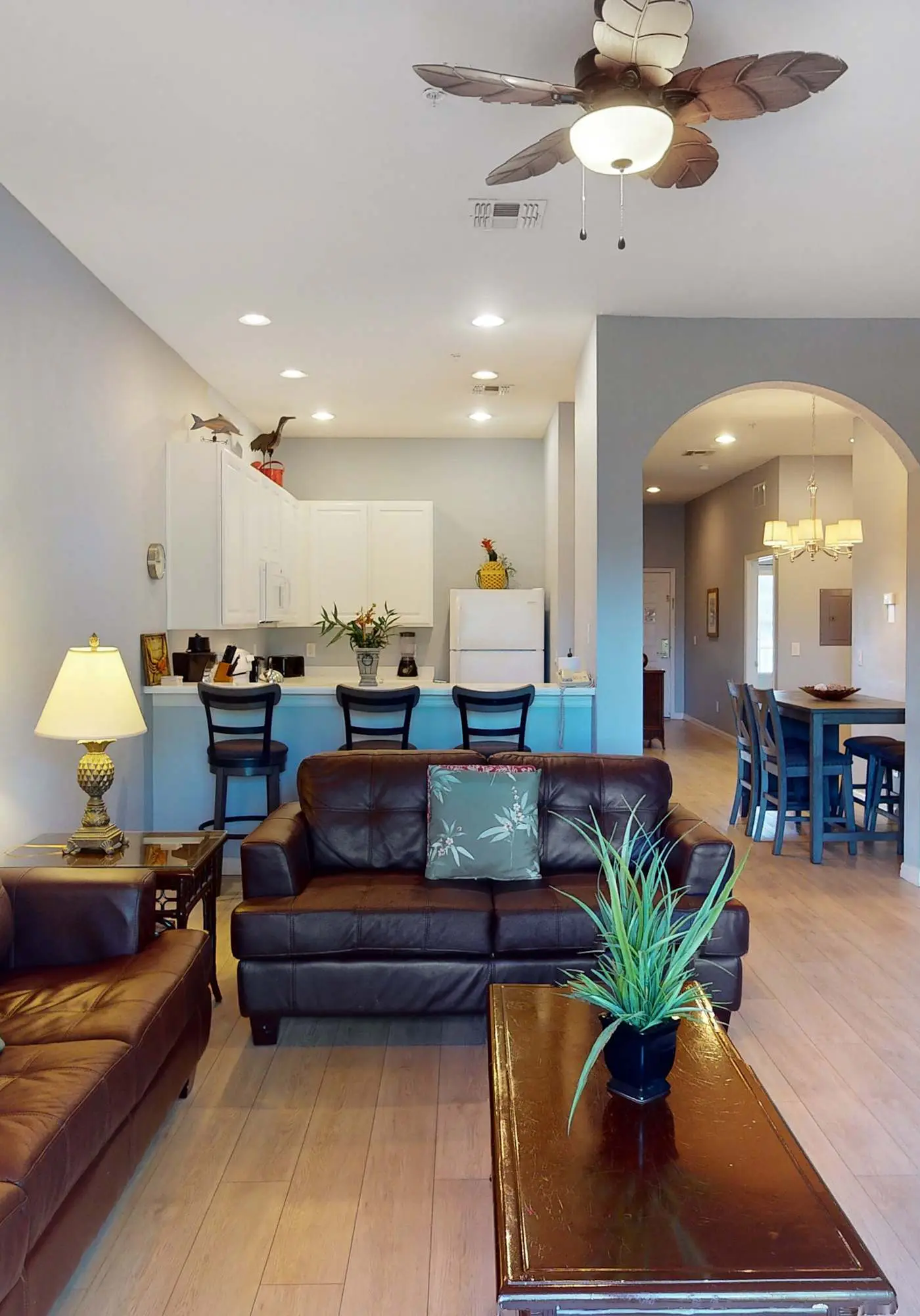 3rd floor condo w/ restaurant, pools, basketball court, near theme parks, gym