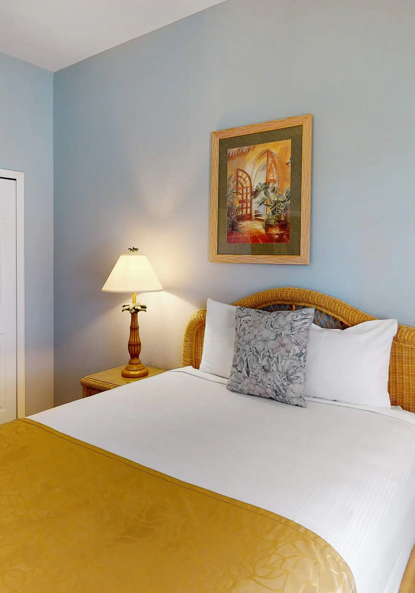 3rd floor condo w/ restaurant, pools, basketball court, near theme parks, gym