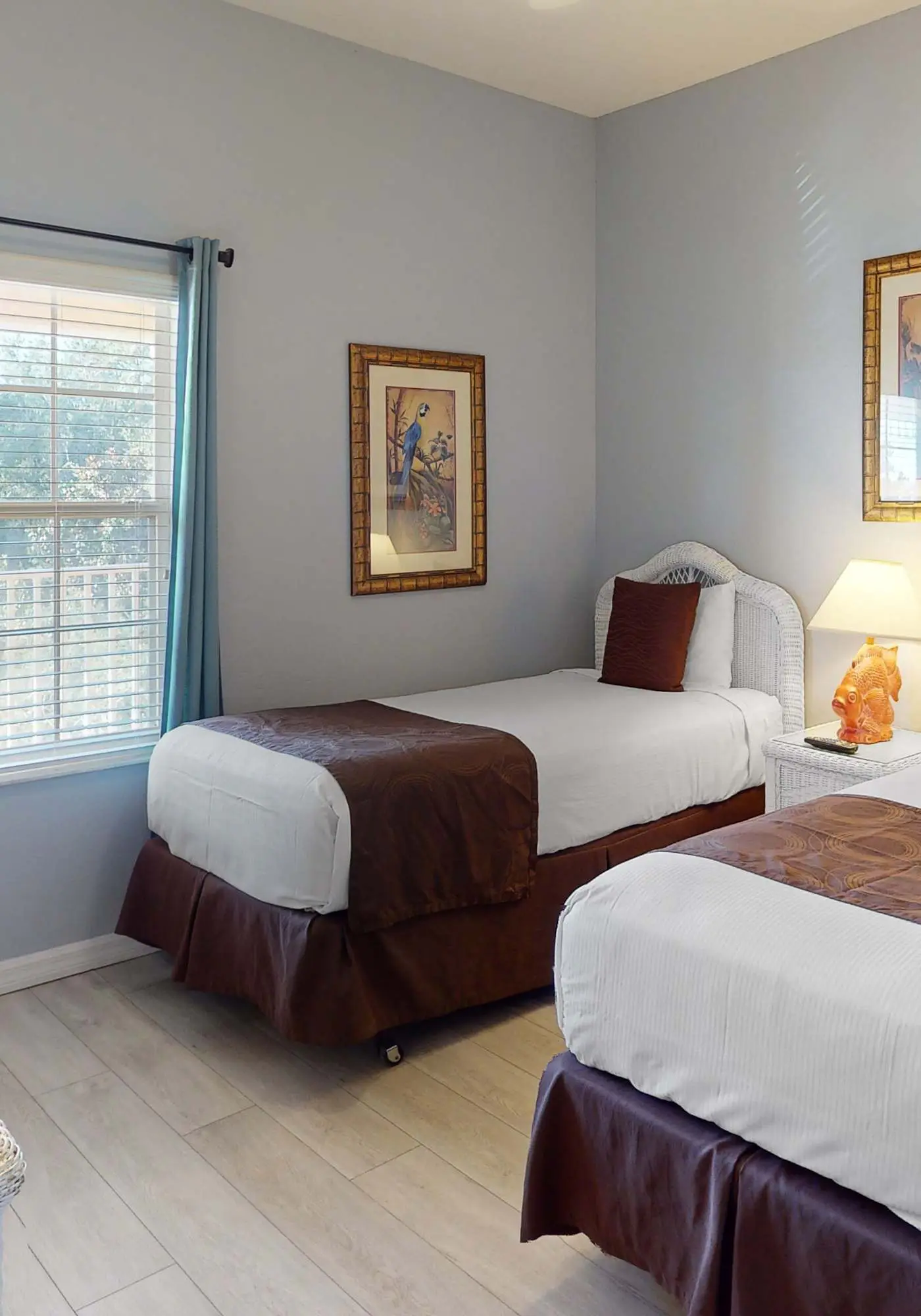 3rd floor condo w/ restaurant, pools, basketball court, near theme parks, gym