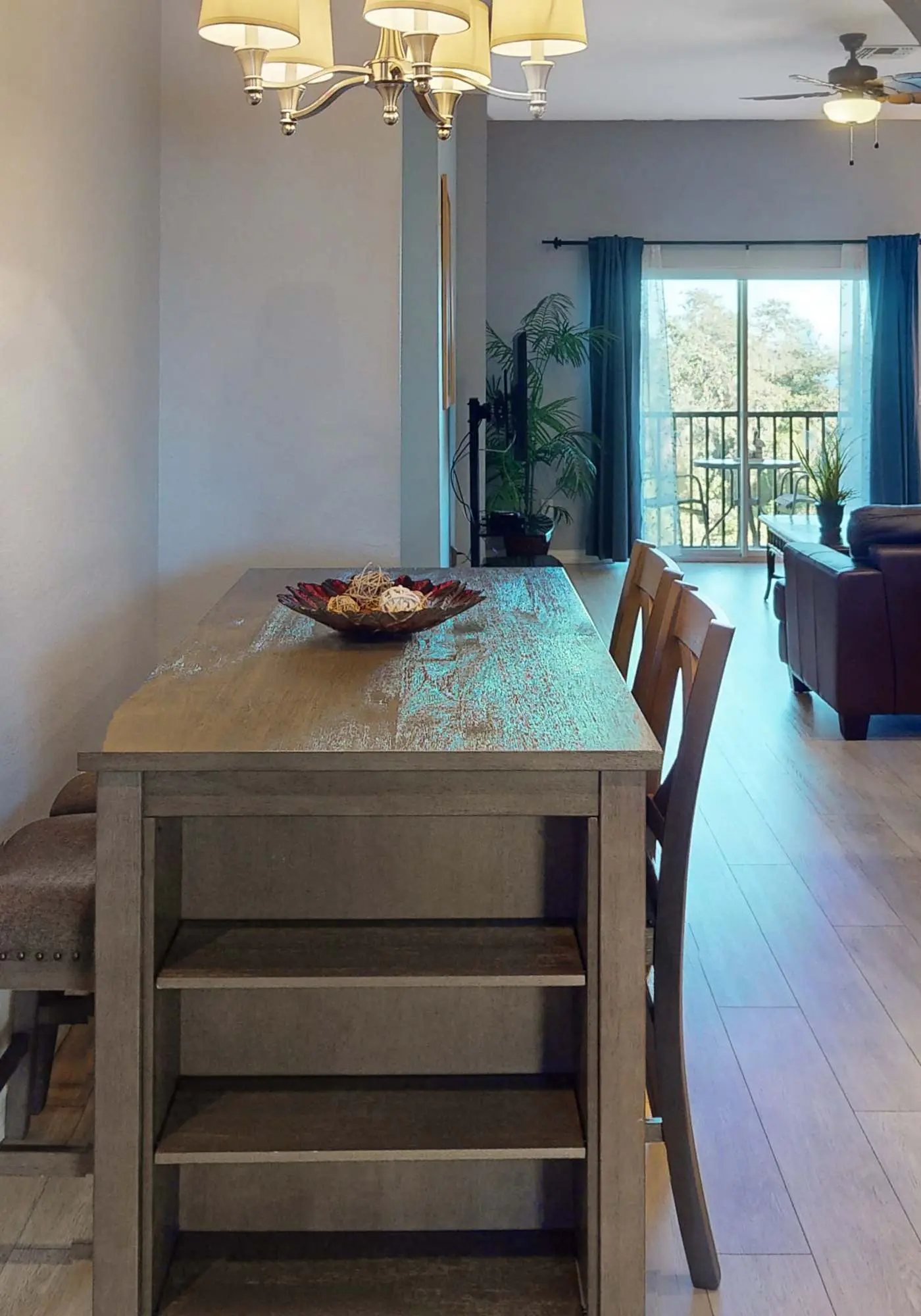 3rd floor condo w/ restaurant, pools, basketball court, near theme parks, gym