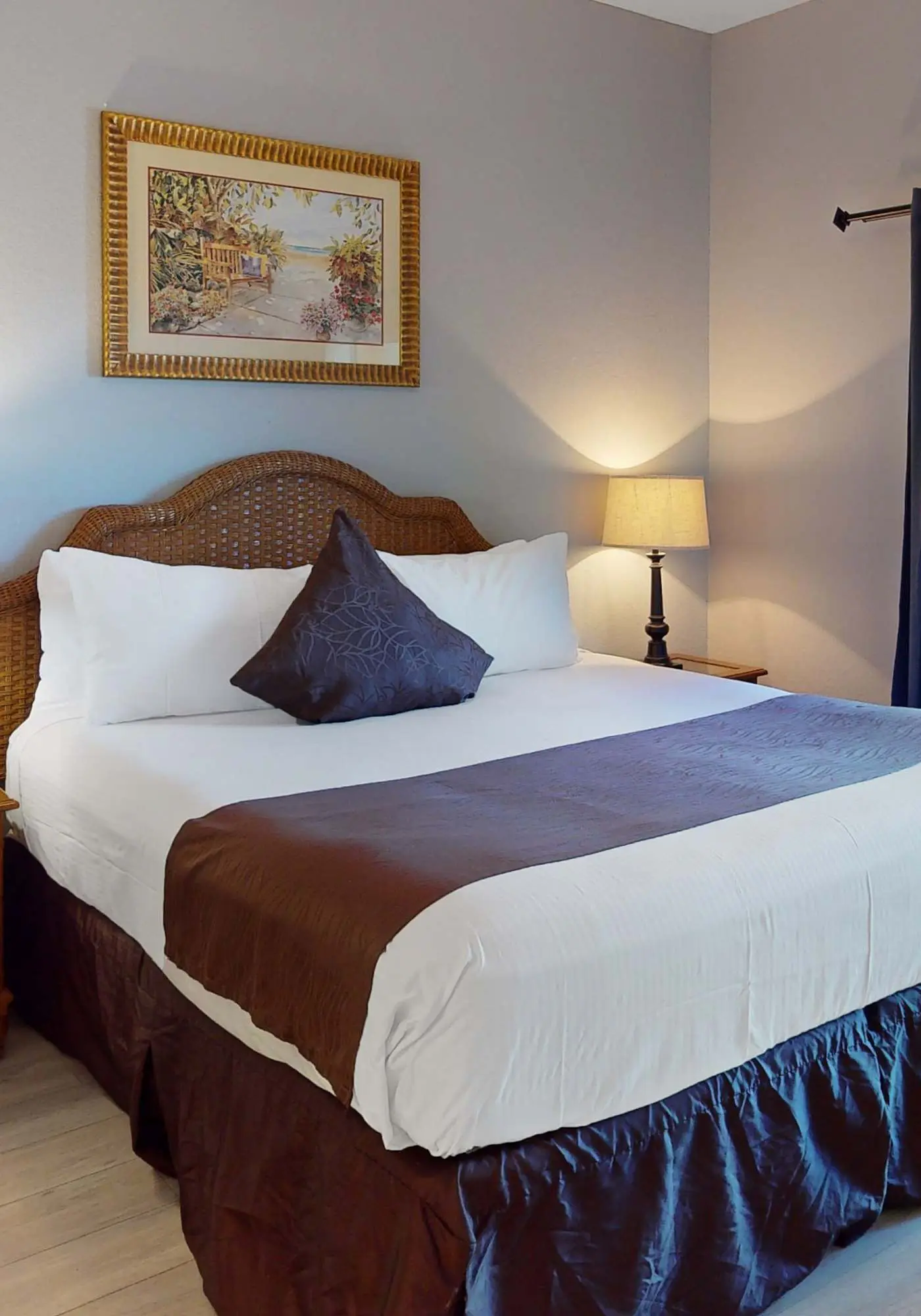 3rd floor condo w/ restaurant, pools, basketball court, near theme parks, gym