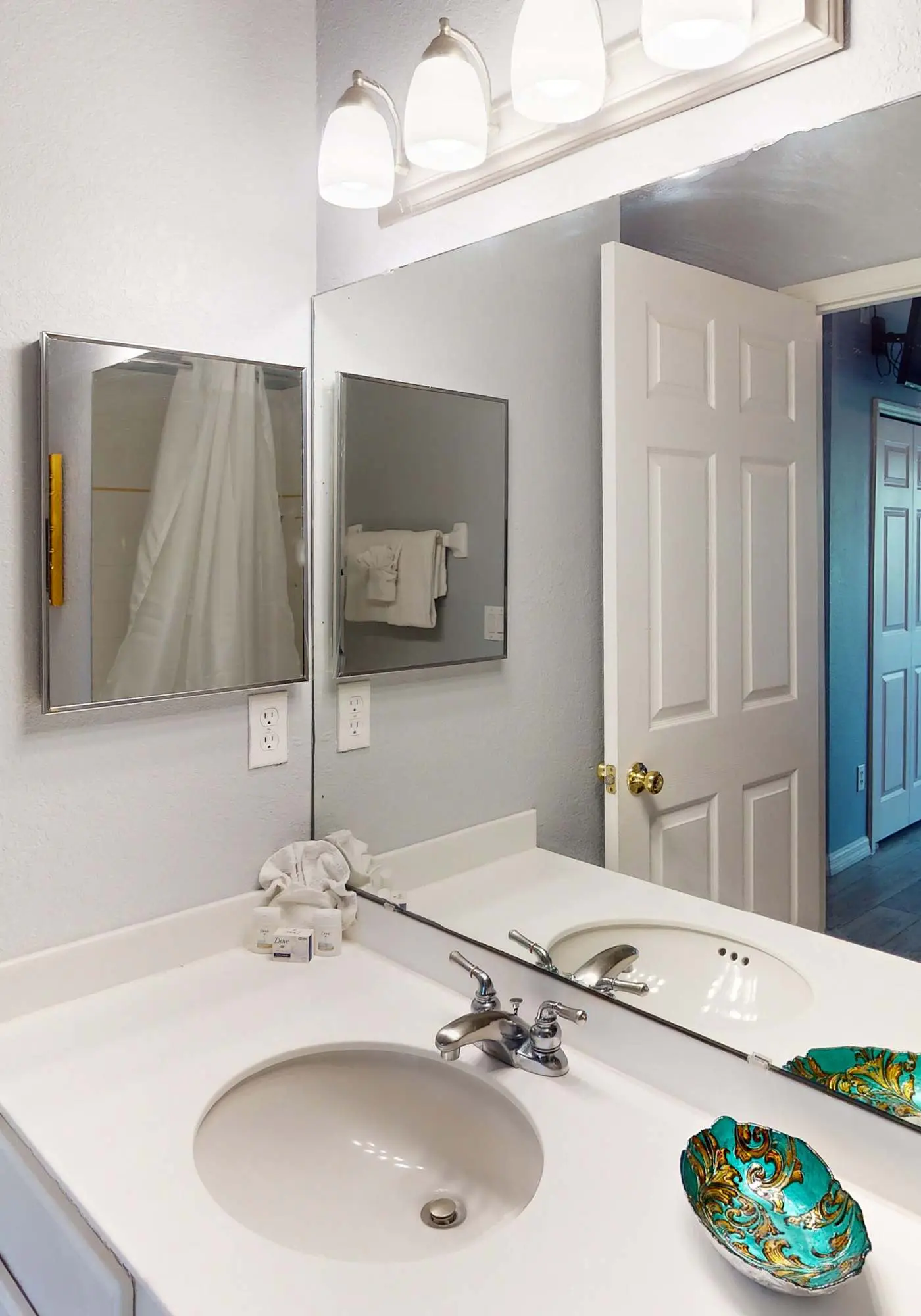 3rd floor condo w/ restaurant, pools, basketball court, near theme parks, gym