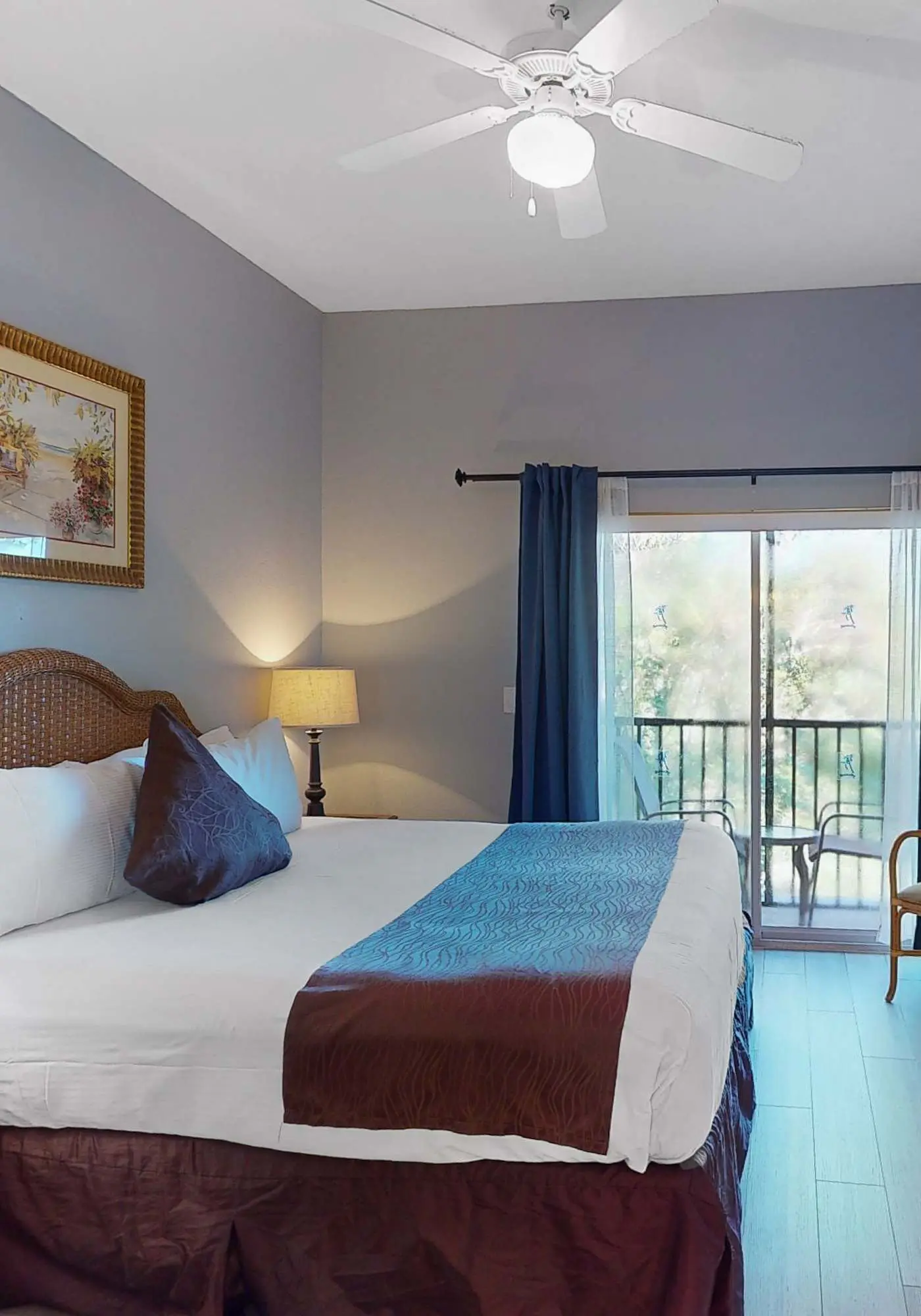 3rd floor condo w/ restaurant, pools, basketball court, near theme parks, gym
