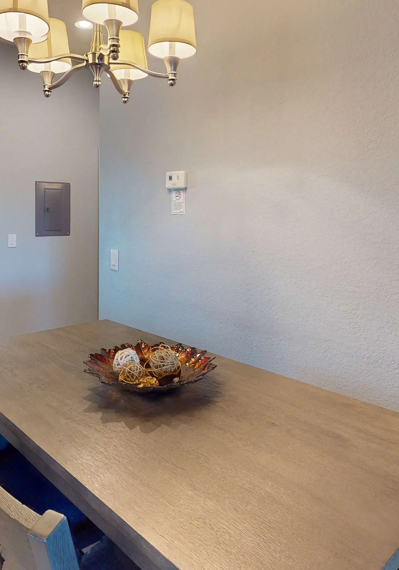 3rd floor condo w/ restaurant, pools, basketball court, near theme parks, gym