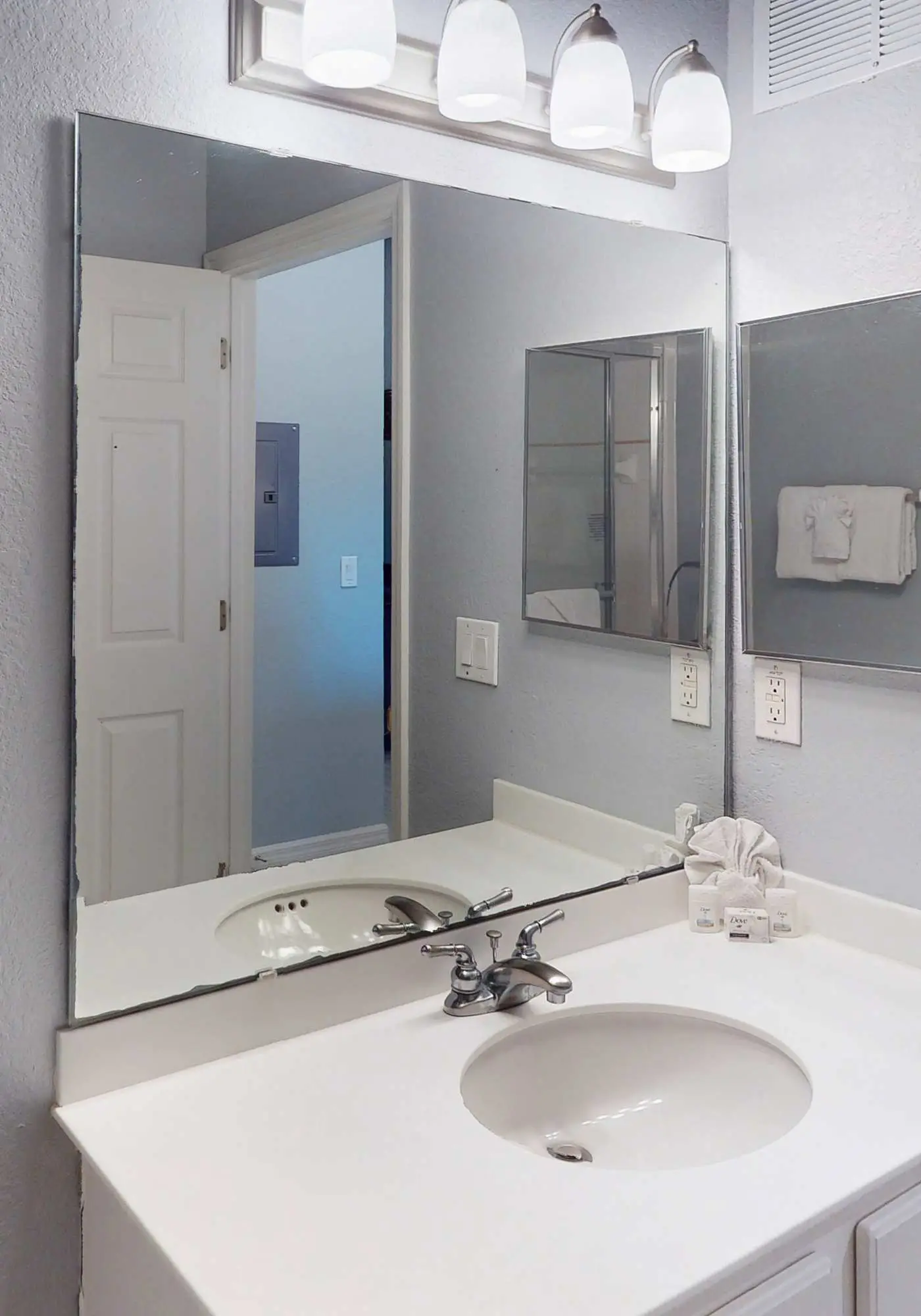 3rd floor condo w/ restaurant, pools, basketball court, near theme parks, gym