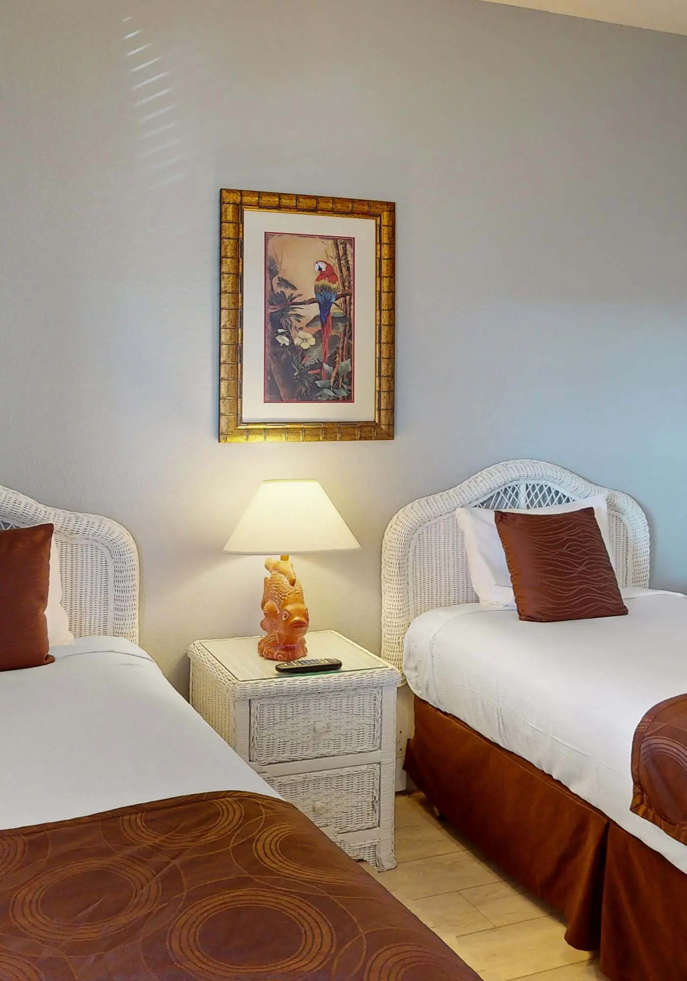 3rd floor condo w/ restaurant, pools, basketball court, near theme parks, gym