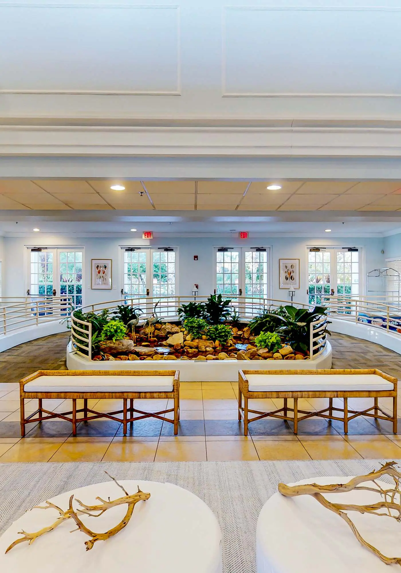 3rd floor condo w/ restaurant, pools, basketball court, near theme parks, gym