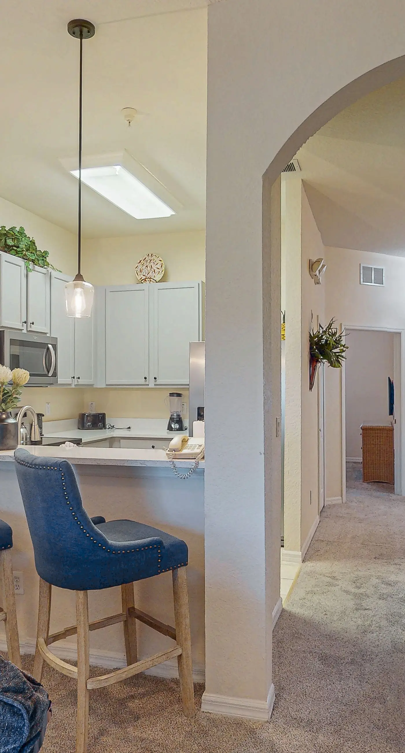 2nd floor condo near theme parks, restaurant, basketball court, tennis court