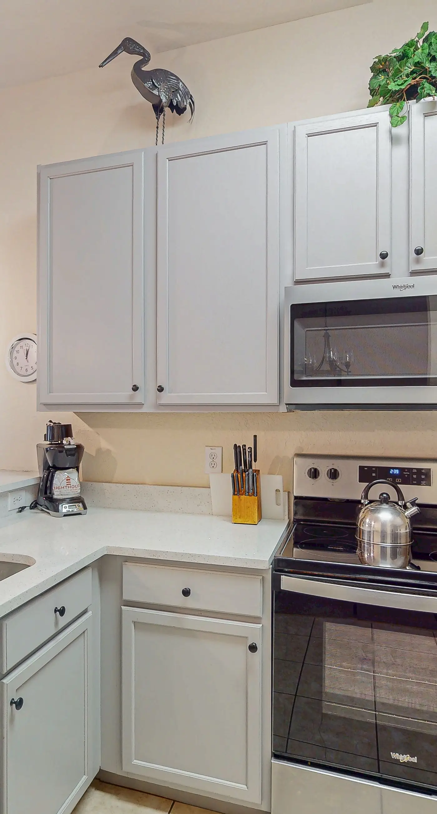 2nd floor condo near theme parks, restaurant, basketball court, tennis court