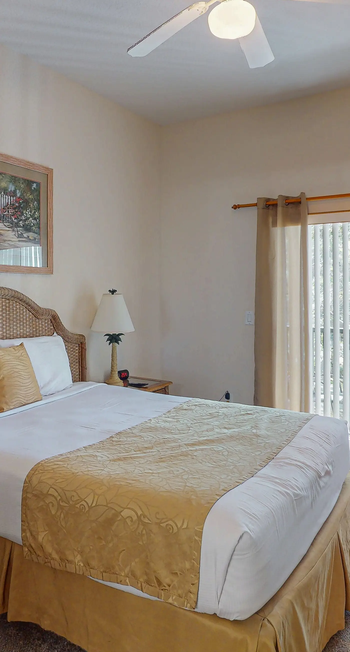2nd floor condo near theme parks, restaurant, basketball court, tennis court