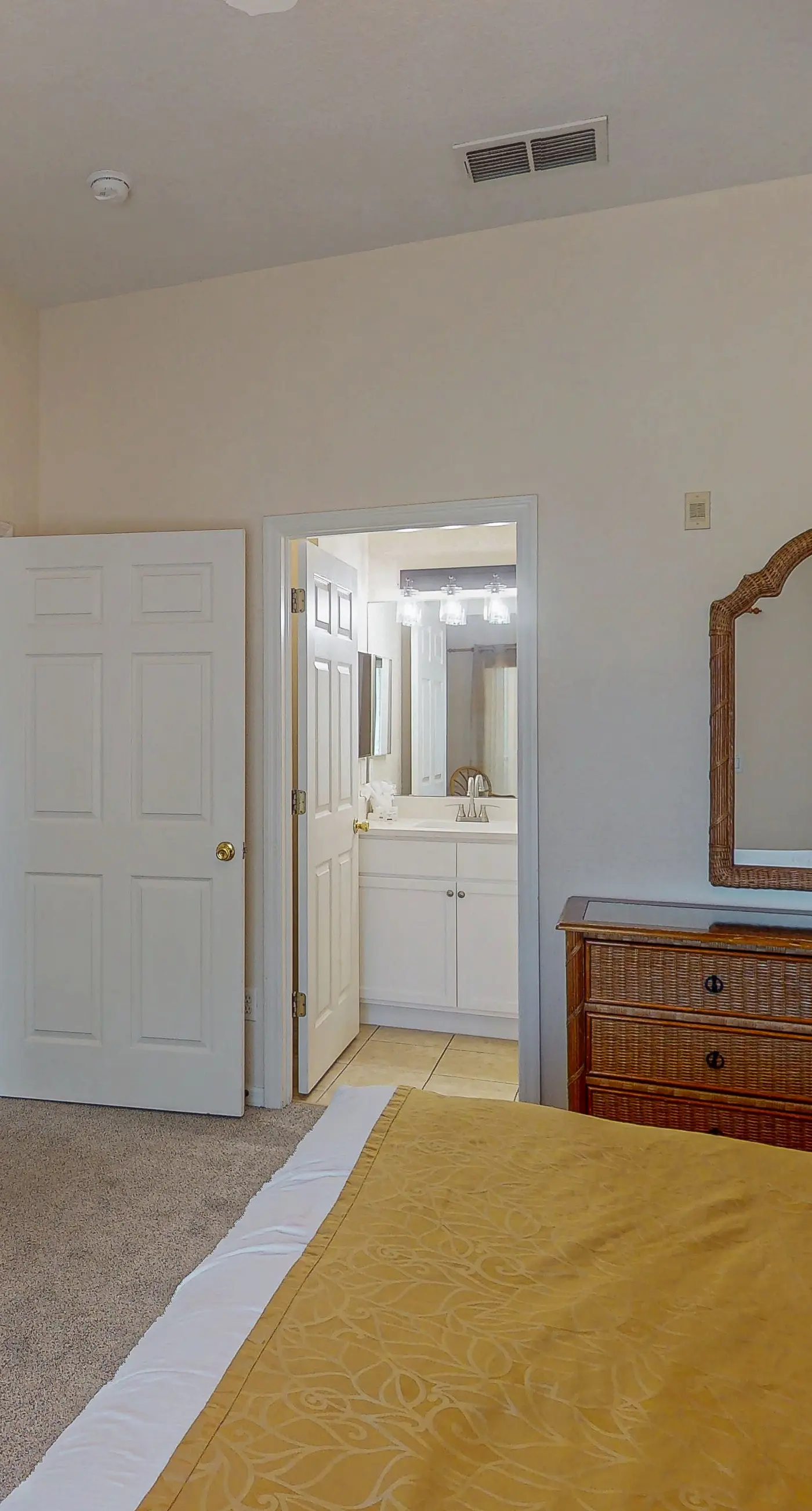 2nd floor condo near theme parks, restaurant, basketball court, tennis court