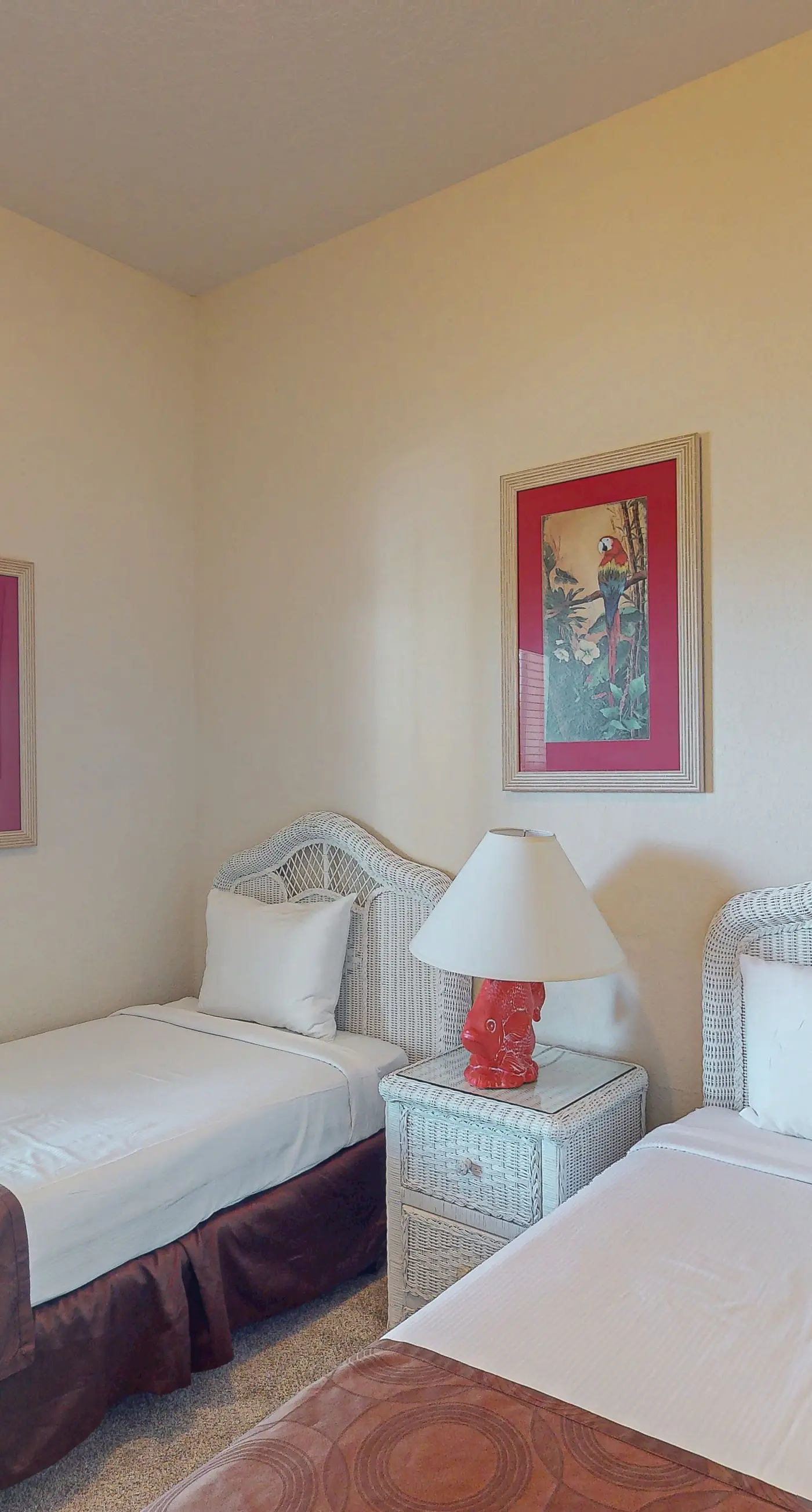 2nd floor condo near theme parks, restaurant, basketball court, tennis court